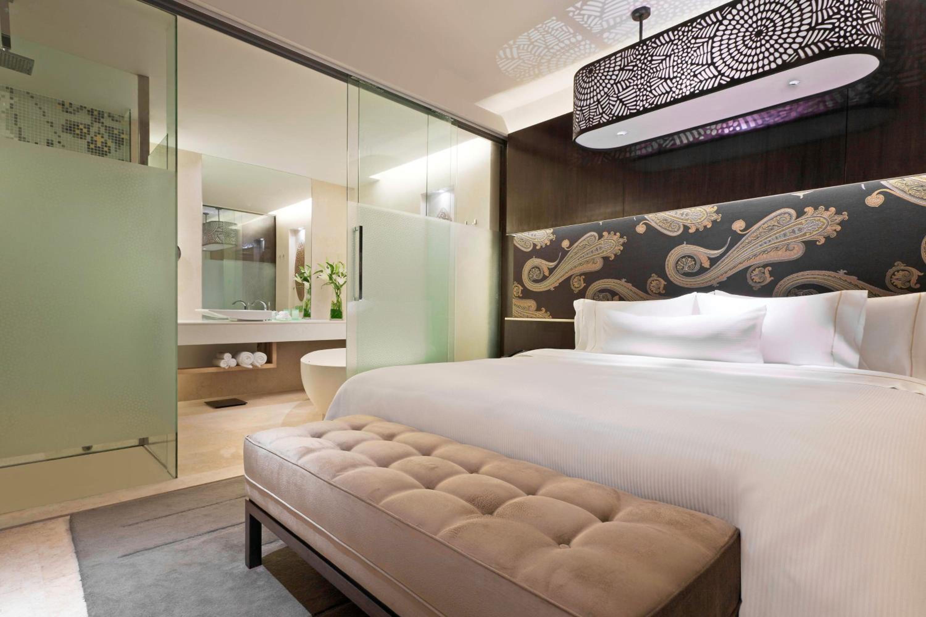 Executive Corner Suite City View with Club Lounge Access - Photo 3