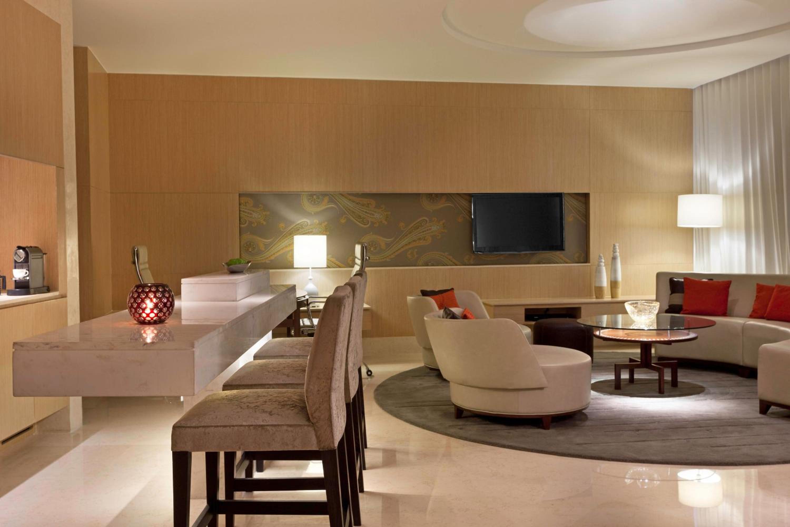 Royal One-Bedroom Suite with Club Lounge Access - Photo 6