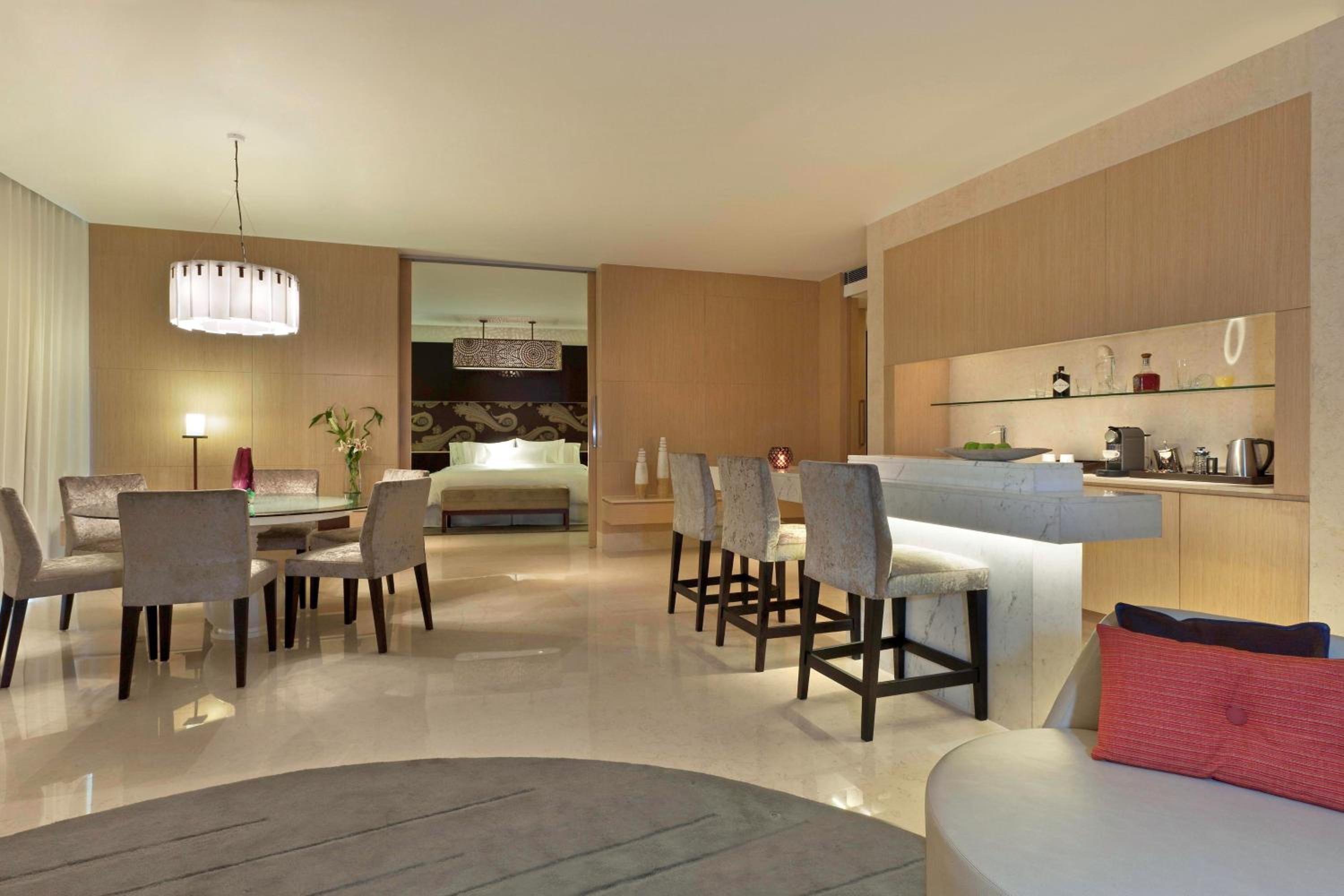 Royal One-Bedroom Suite with Club Lounge Access - Photo 5