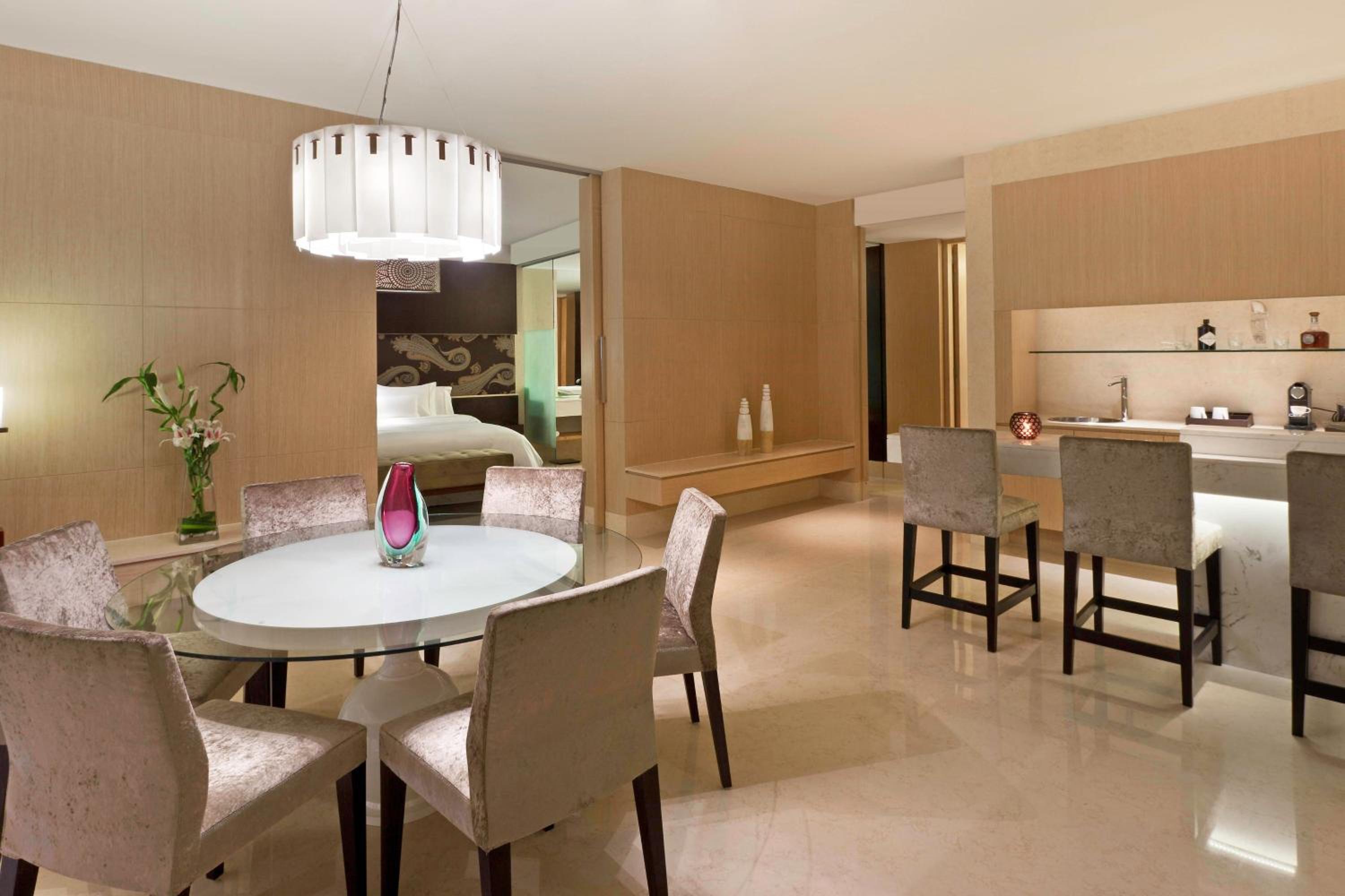 Royal One-Bedroom Suite with Club Lounge Access - Photo 4