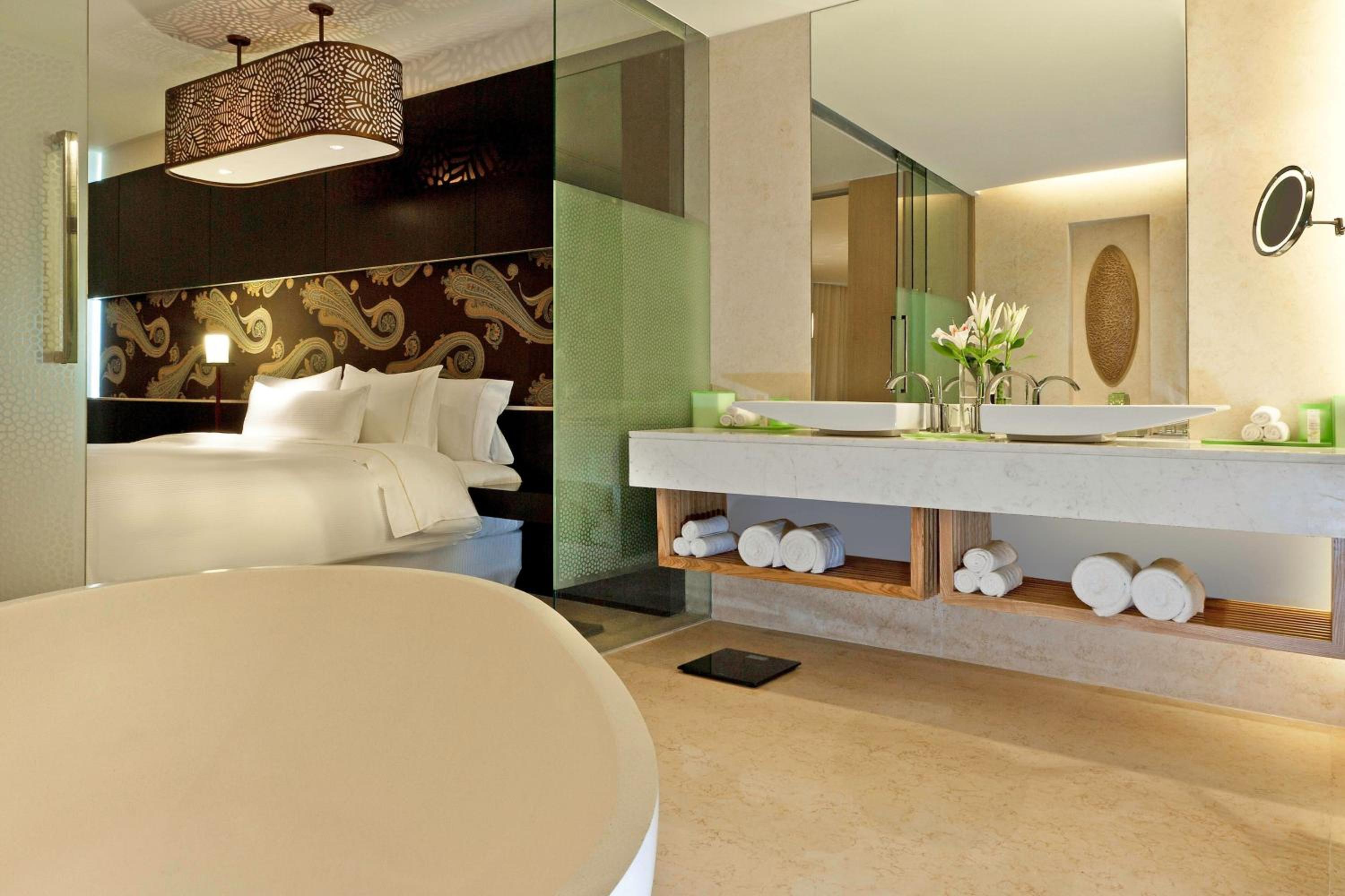 Royal One-Bedroom Suite with Club Lounge Access - Photo 3