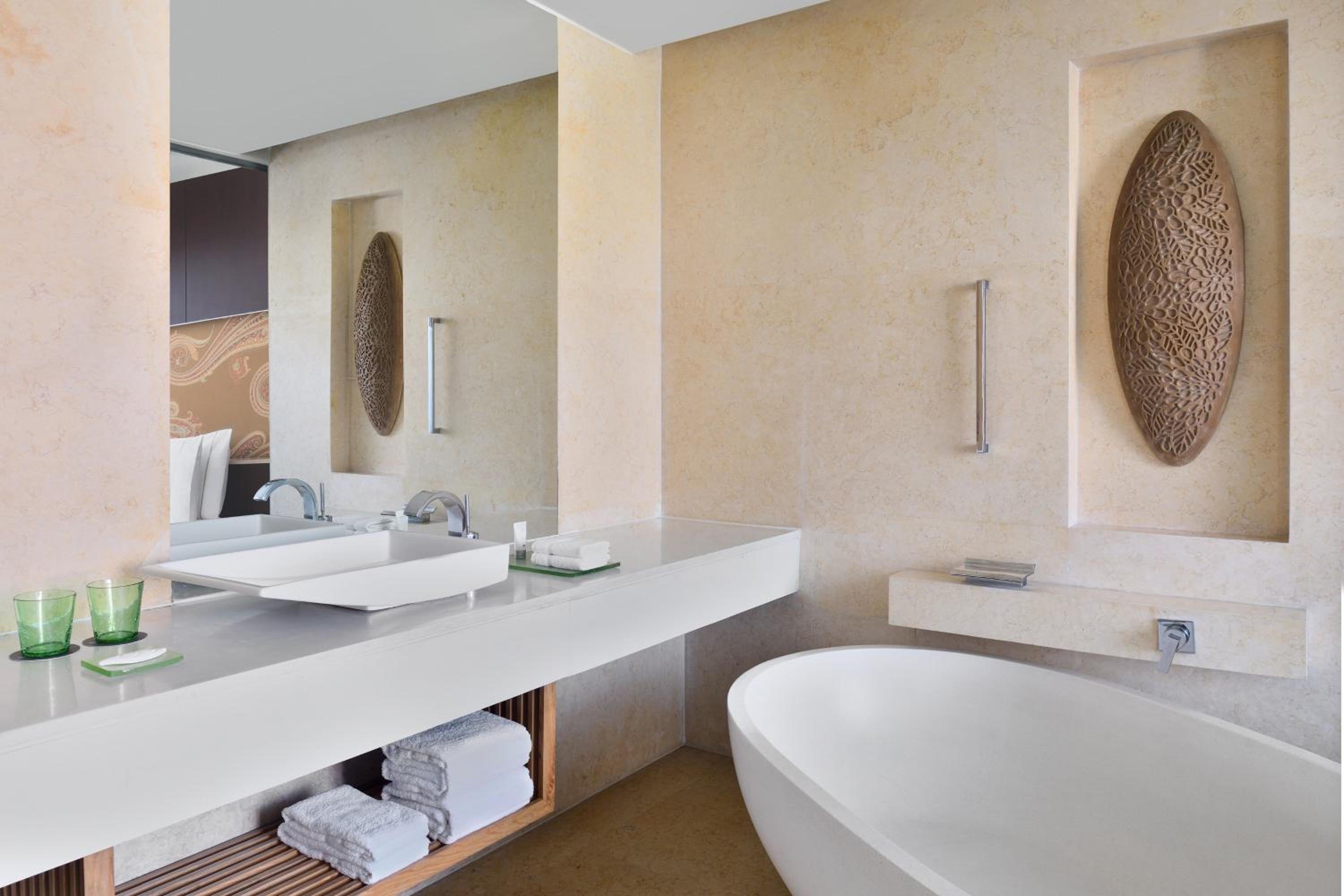 Executive Corner Suite City View with Club Lounge Access - Photo 4