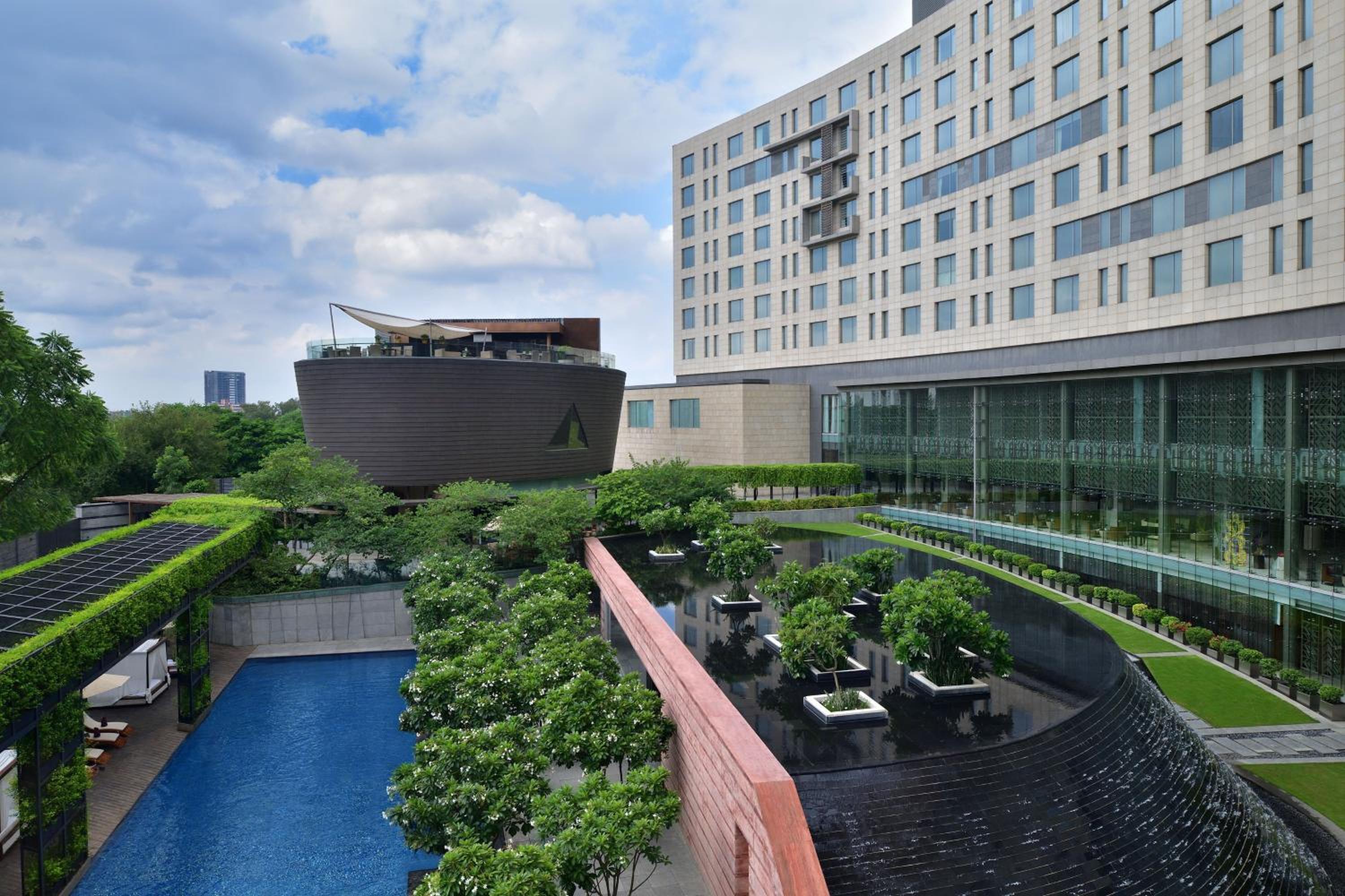 Premium King Room Pool View - Photo 2