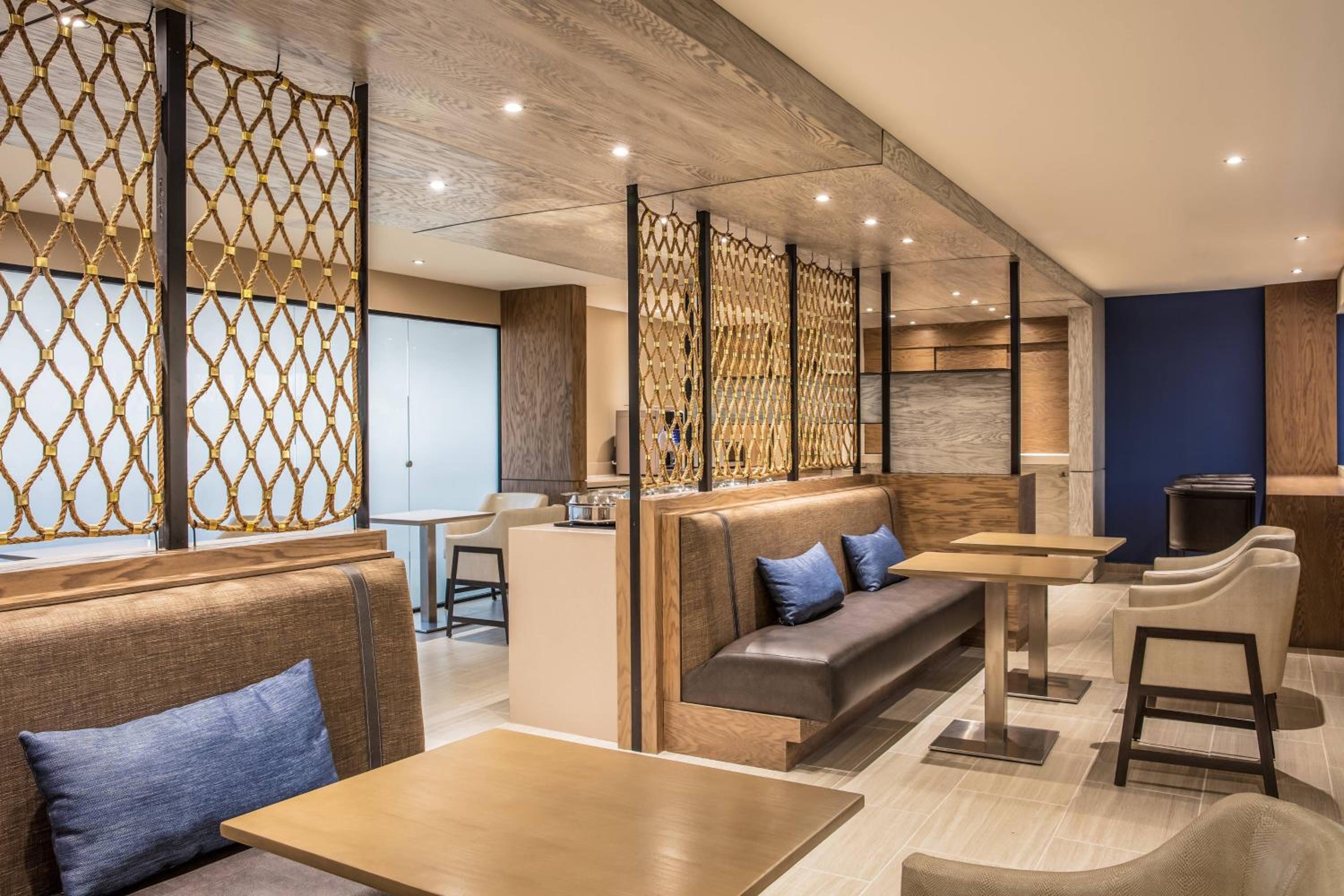 Club Lounge Access, Guest Room, 1 King, Mountain View