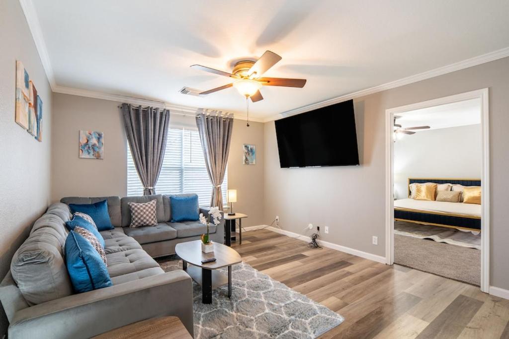 Five-Bedroom House photo 1