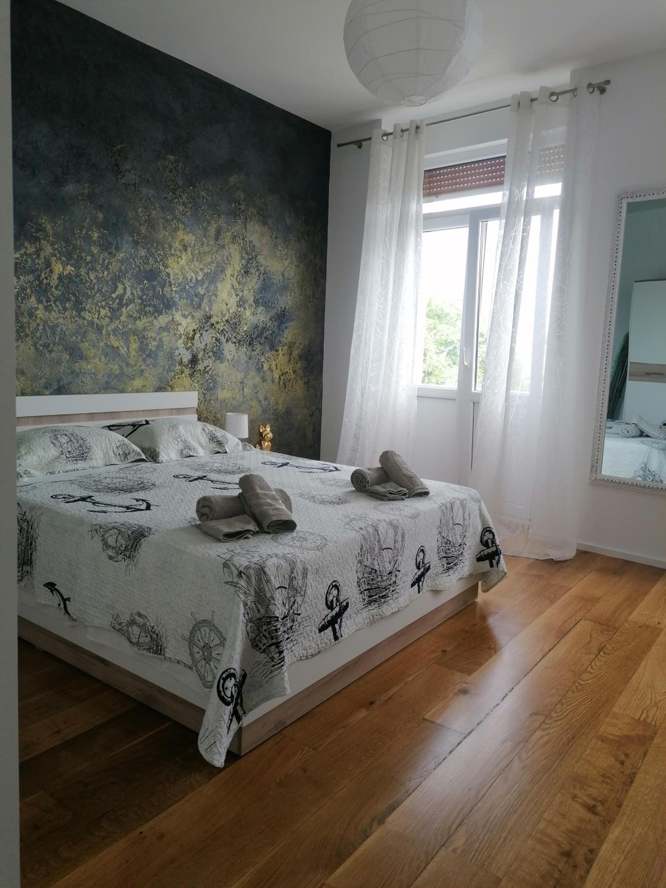 One-Bedroom Apartment - Photo 1