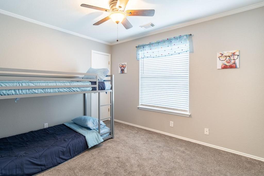 Five-Bedroom House photo 2