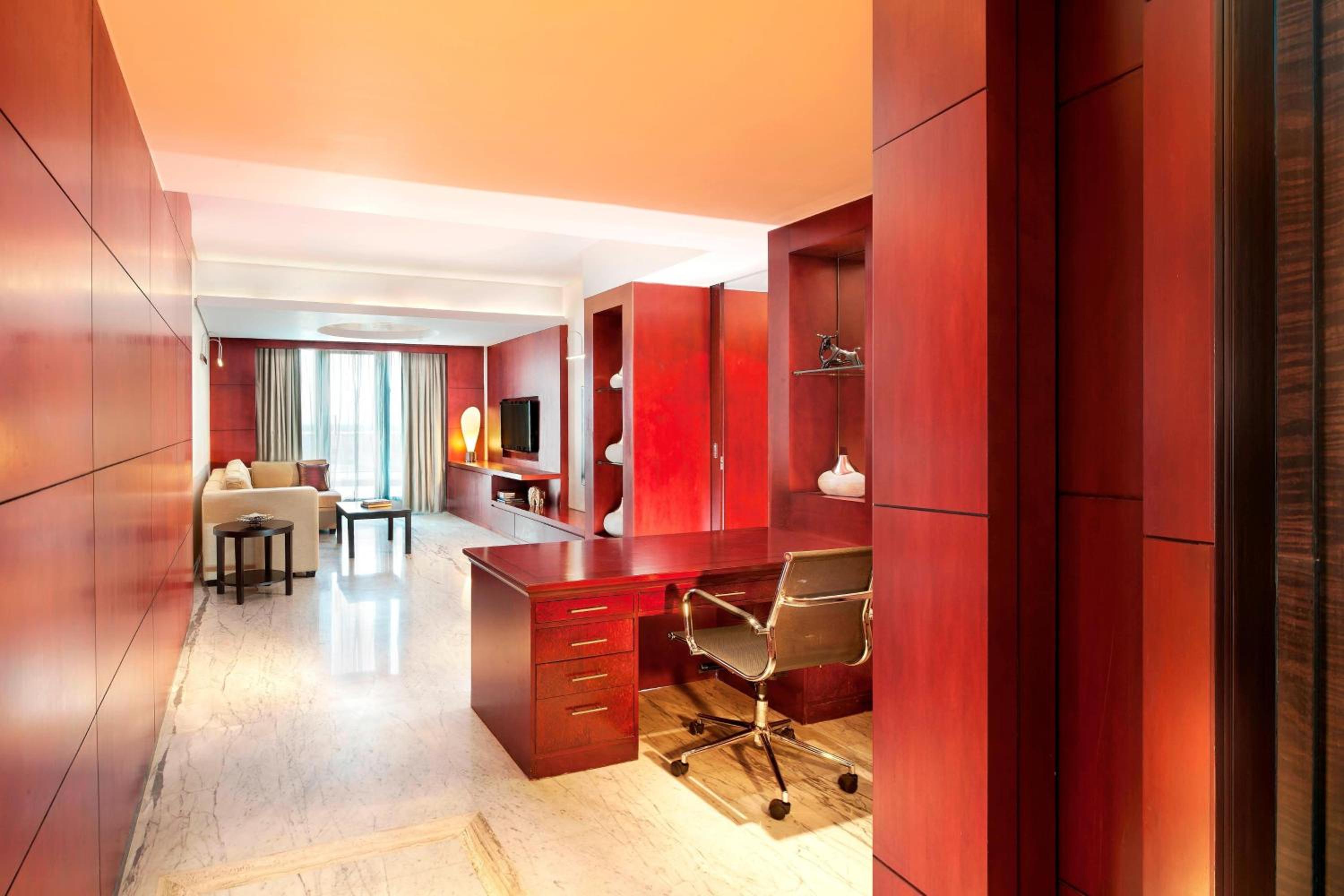 Deluxe Suite, Club lounge access, 1 Bedroom Larger Suite Deluxe Suite, Club lounge access, 1 Bedroom Larger Suite
