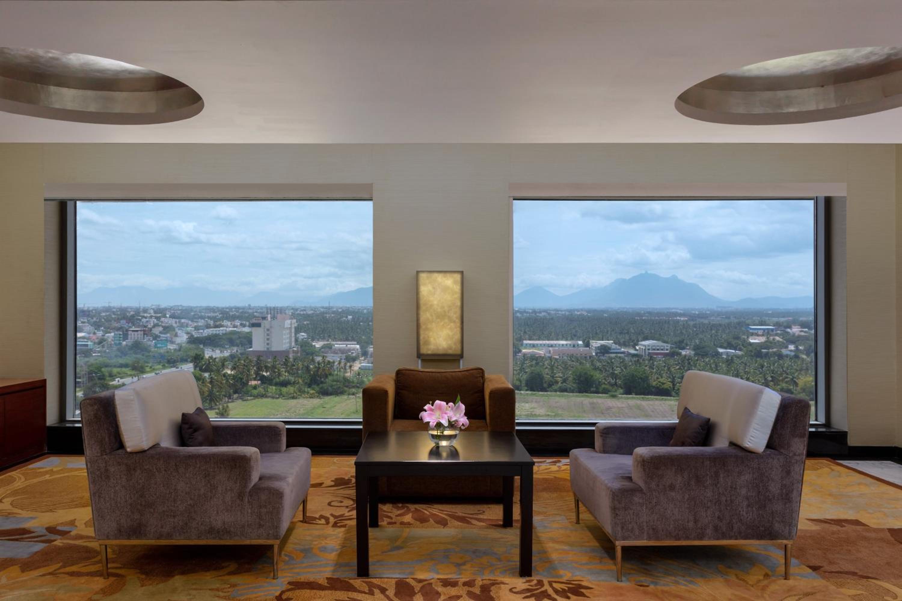 Club lounge access, 1 Bedroom Executive Suite, 1 King - Photo 3