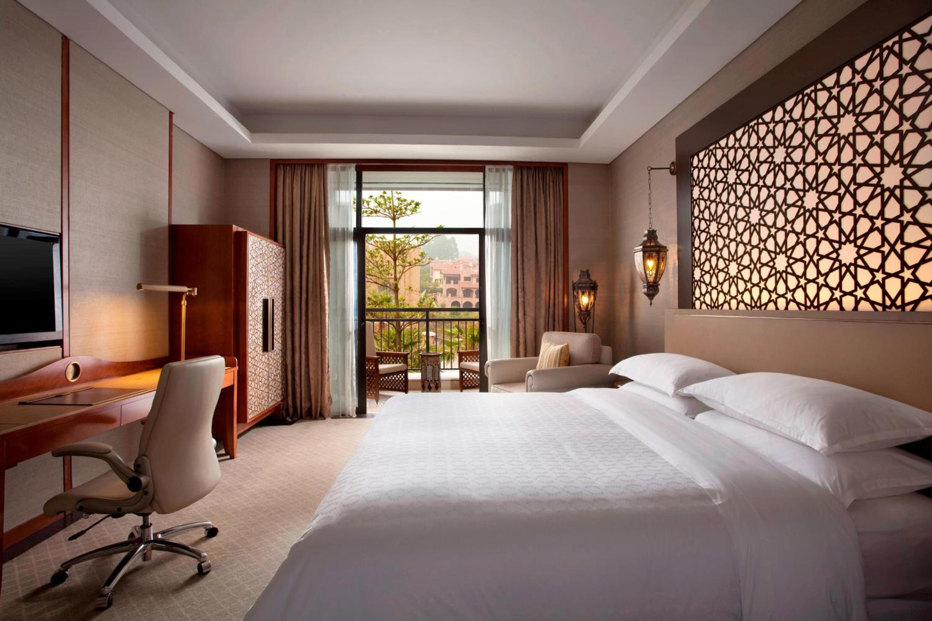 Deluxe Guest room, 1 King, Garden view, Balcony - Photo 1