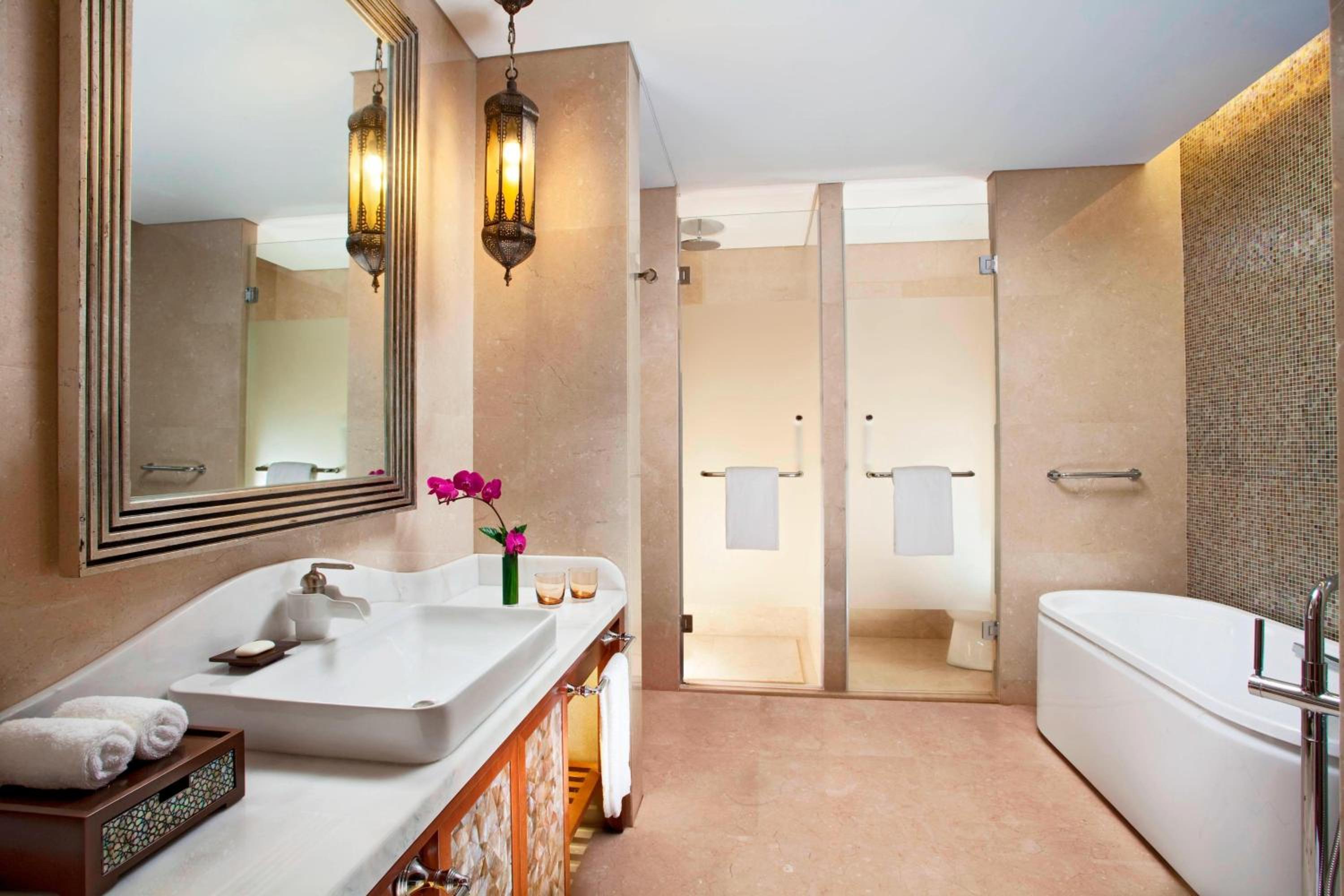 Deluxe Guest room, 1 King, Garden view, Balcony - Photo 5