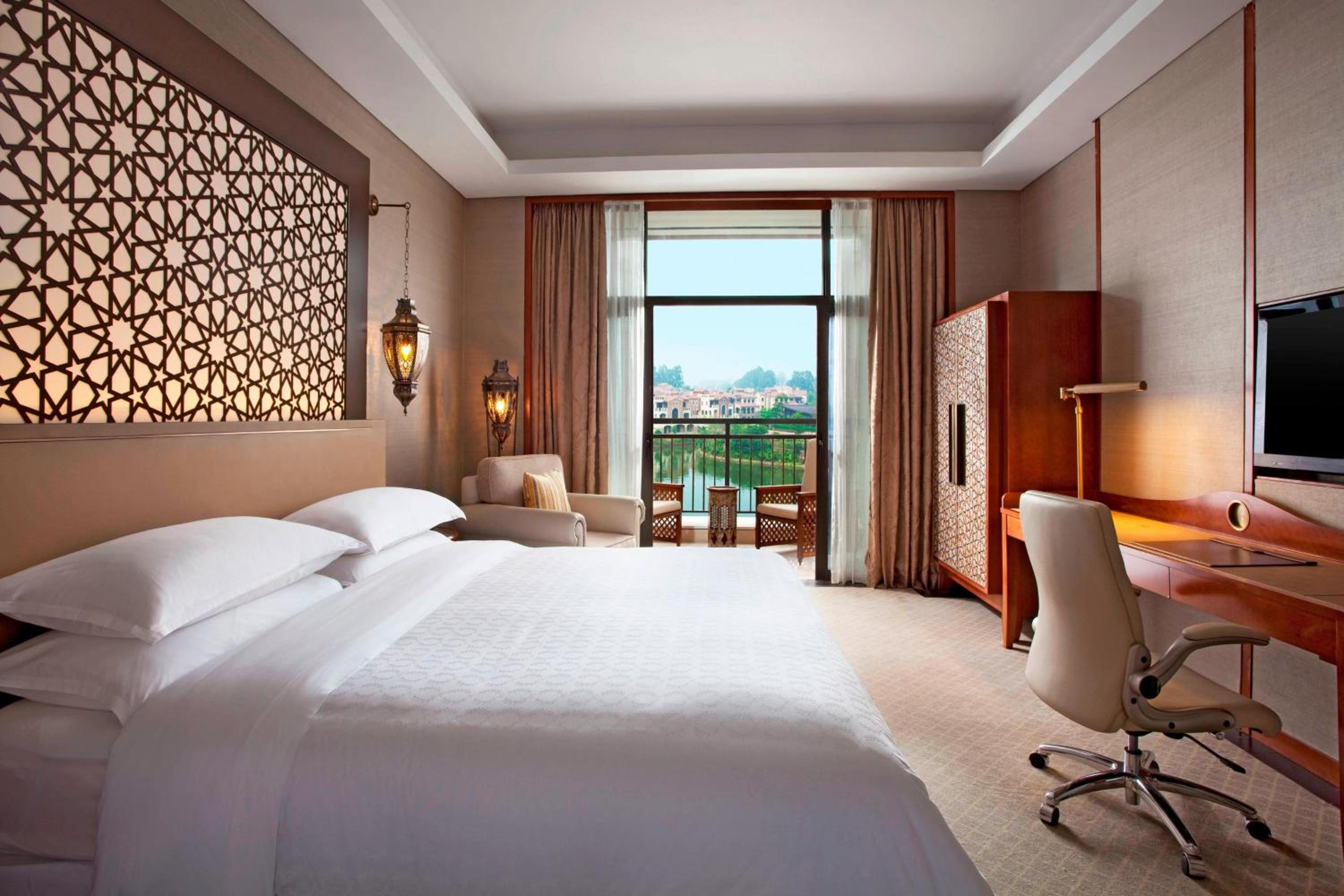Deluxe Guest room, 1 King, Lake view, Balcony - Photo 1