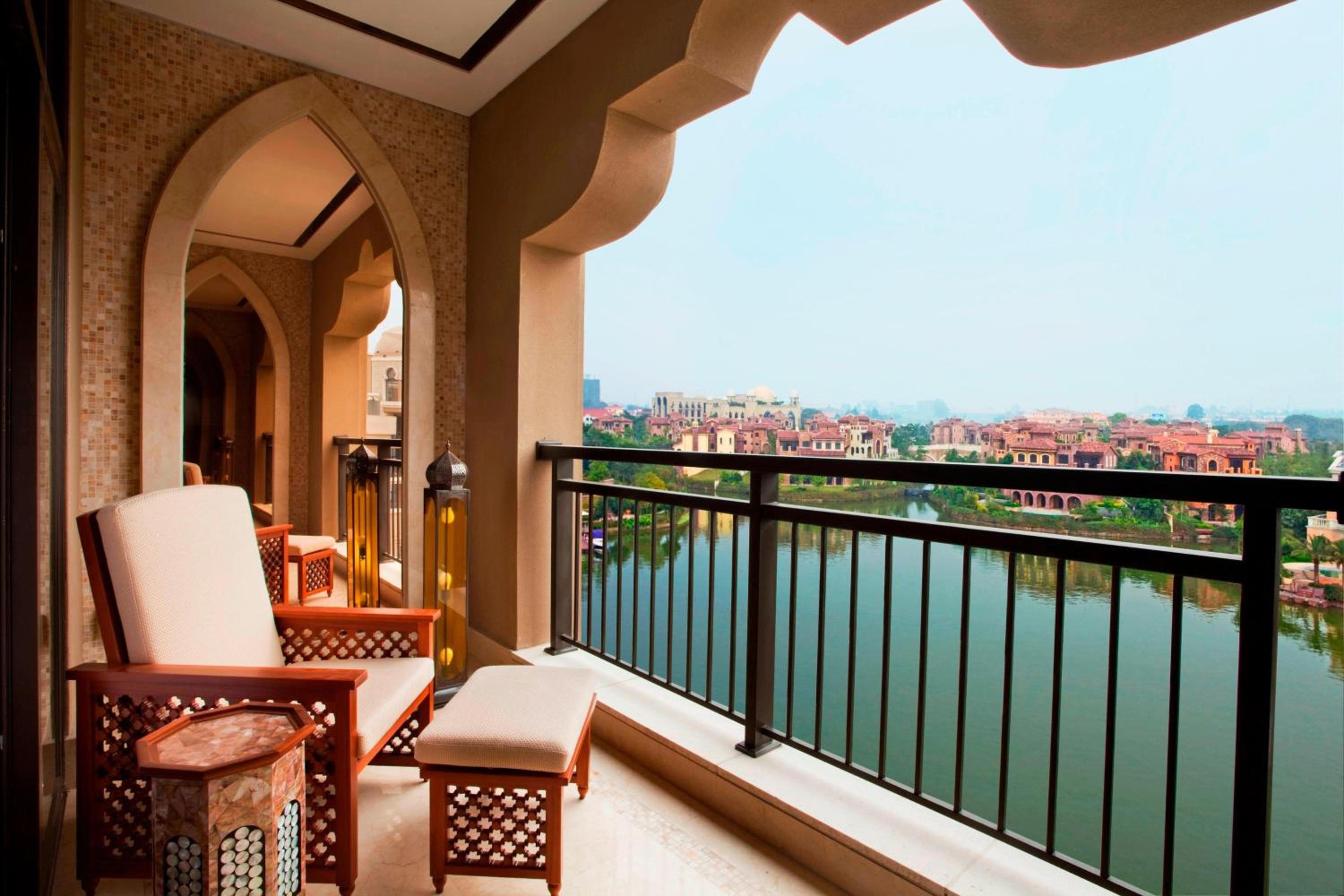Deluxe Guest room, 1 King, Garden view, Balcony - Photo 4