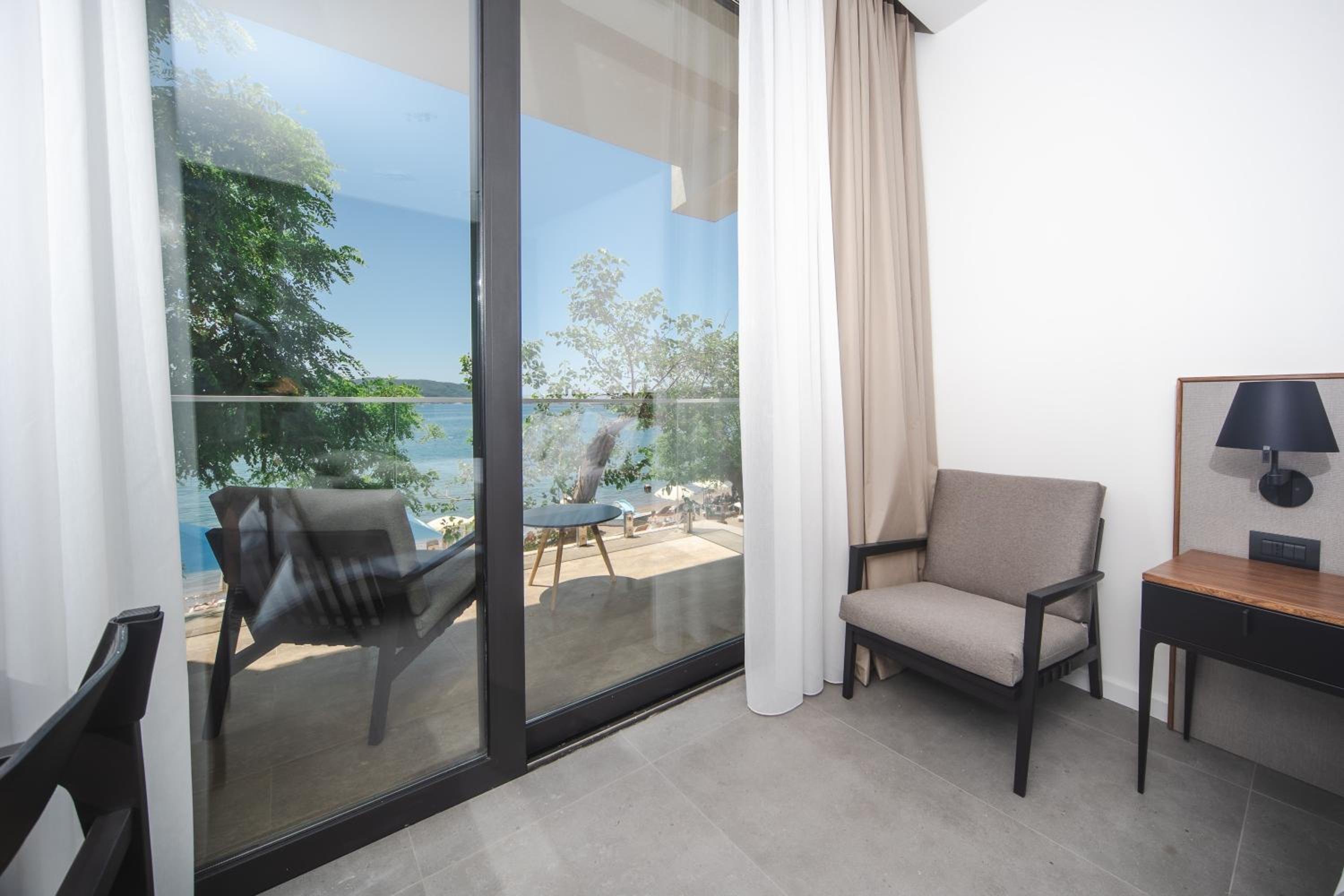 Deluxe Double Room with Sea View - Photo 4
