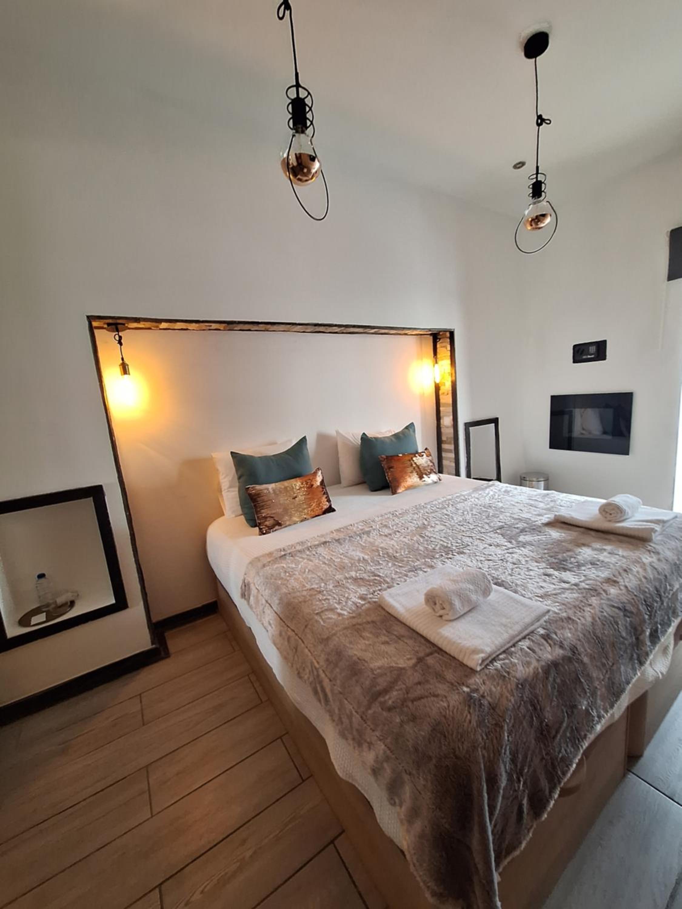 Double or Twin Room with Bathroom - Photo 10