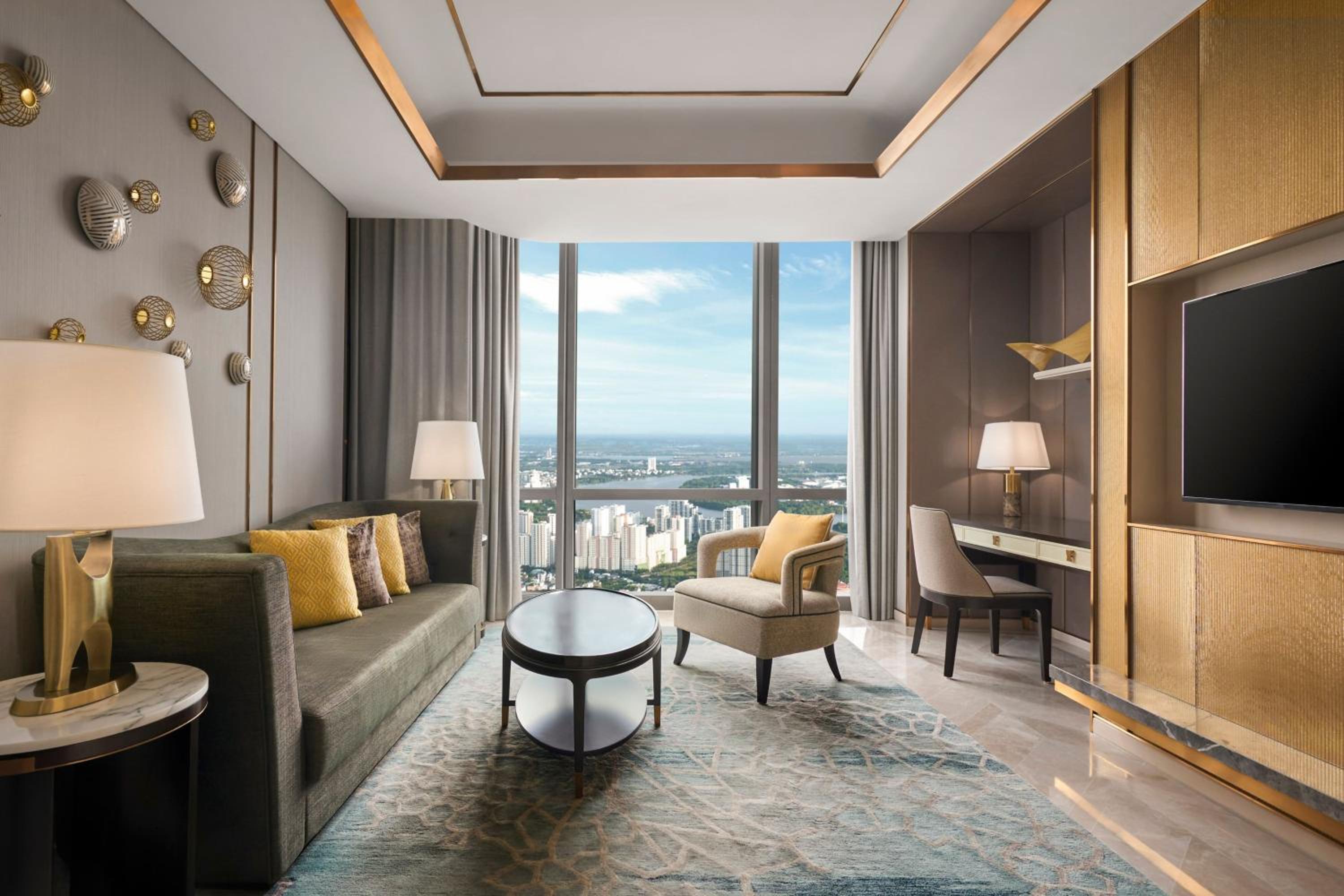 Landmark Panoramic King Suite - Club Lounge Access photo 3