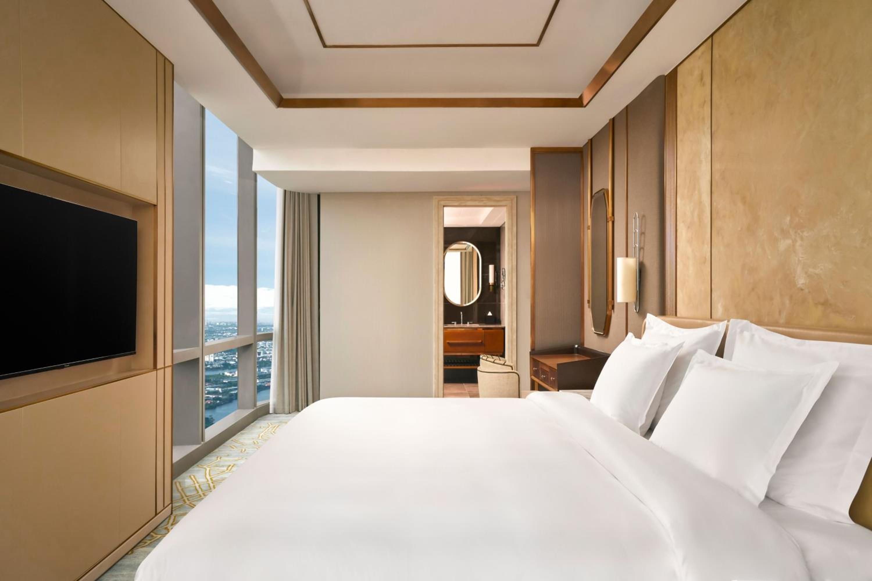 Landmark Panoramic King Suite - Club Lounge Access photo 2