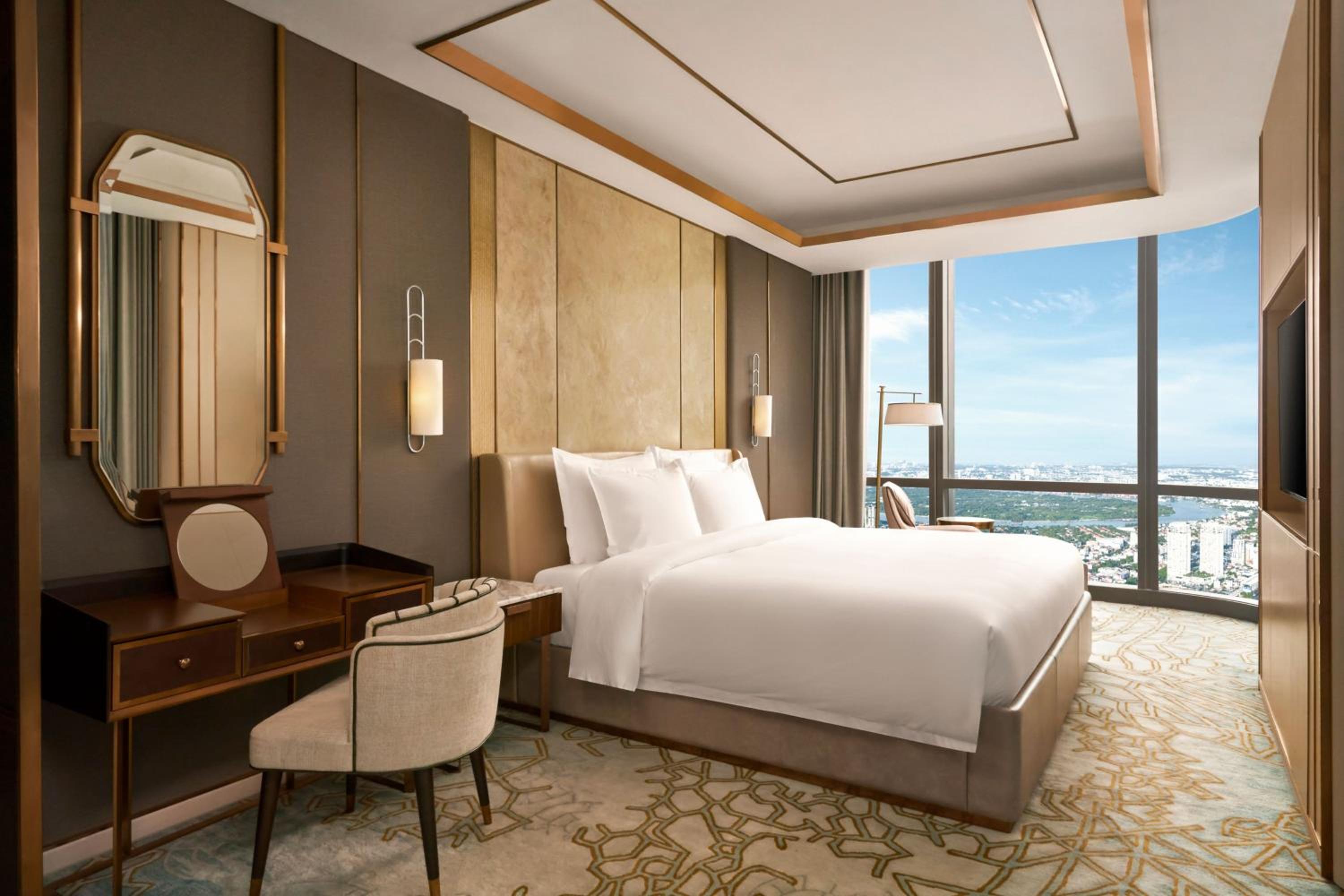 Landmark Panoramic King Suite - Club Lounge Access
