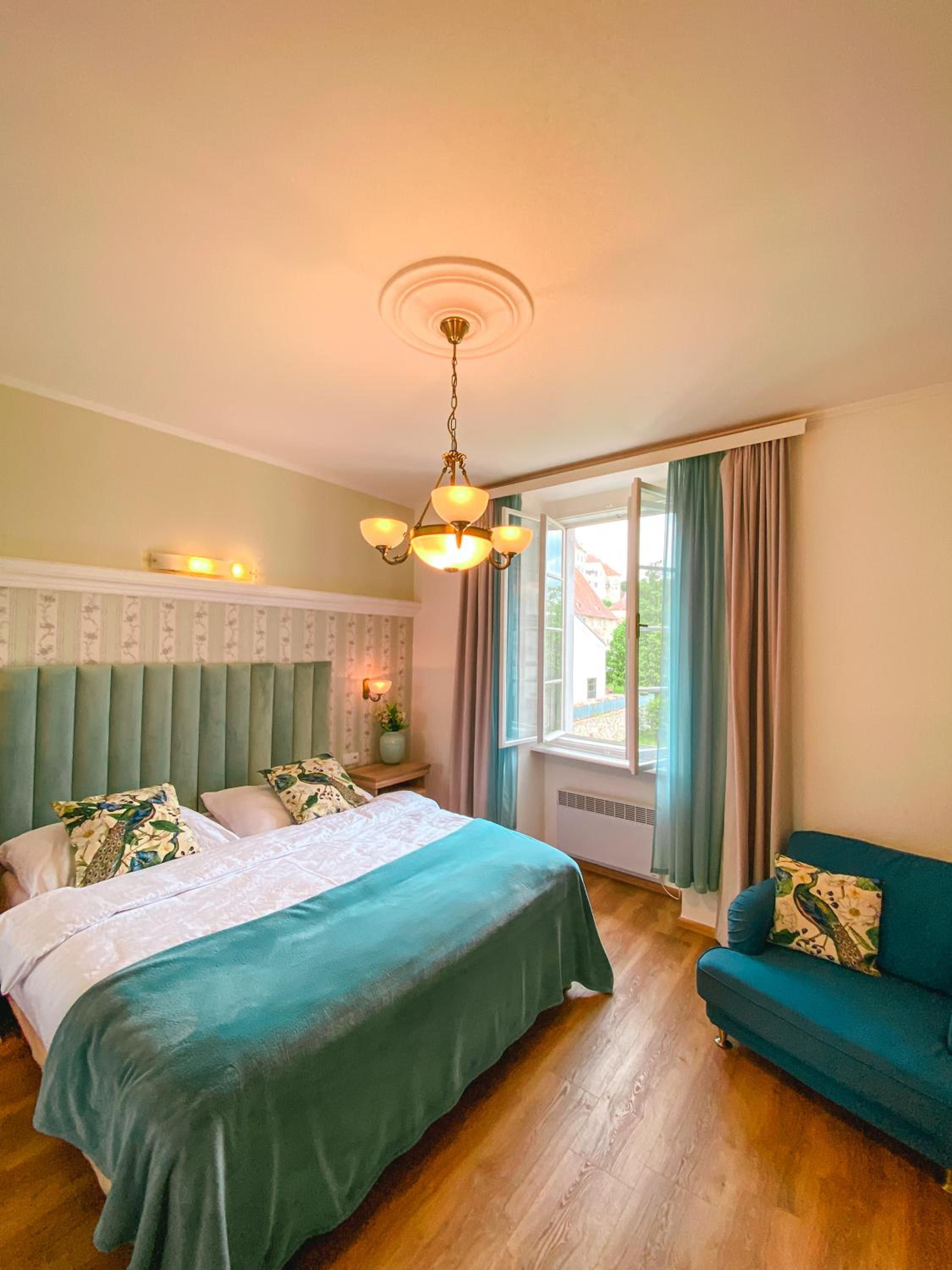 Deluxe King Suite with Castle View - Photo 1