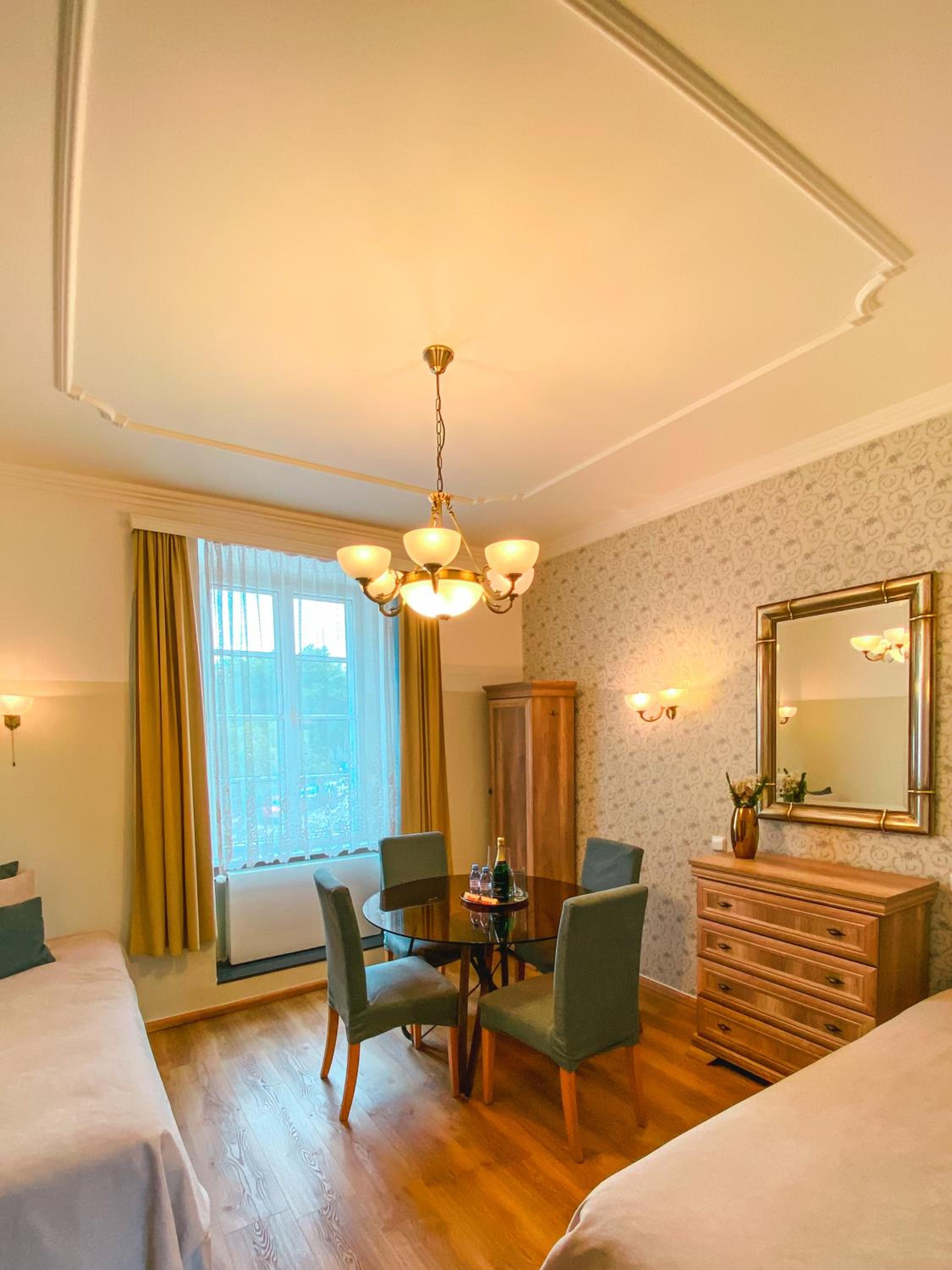 Deluxe King Suite with Castle View - Photo 5