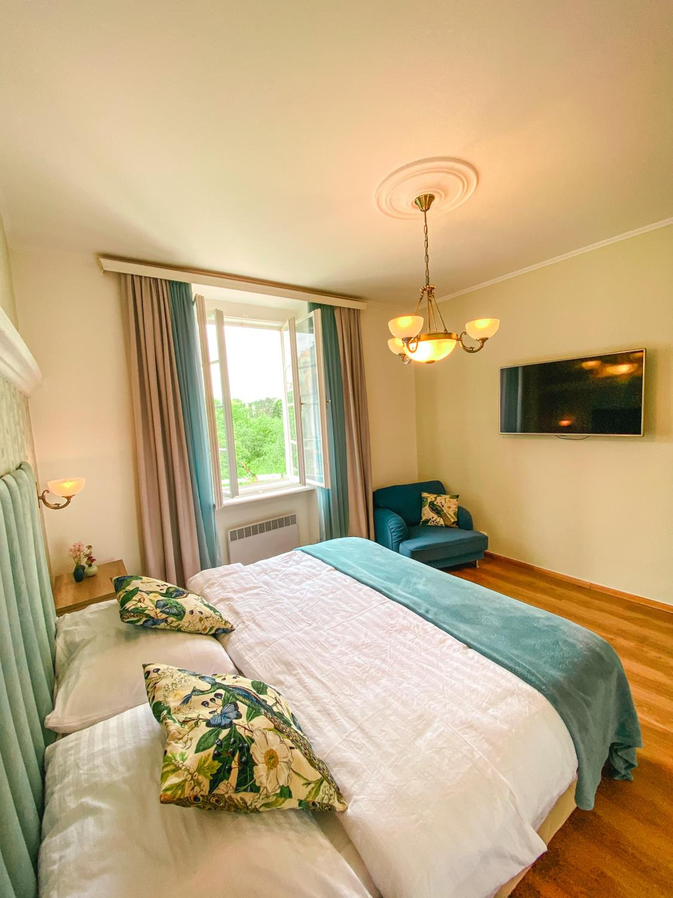 Deluxe King Suite with Castle View - Photo 4