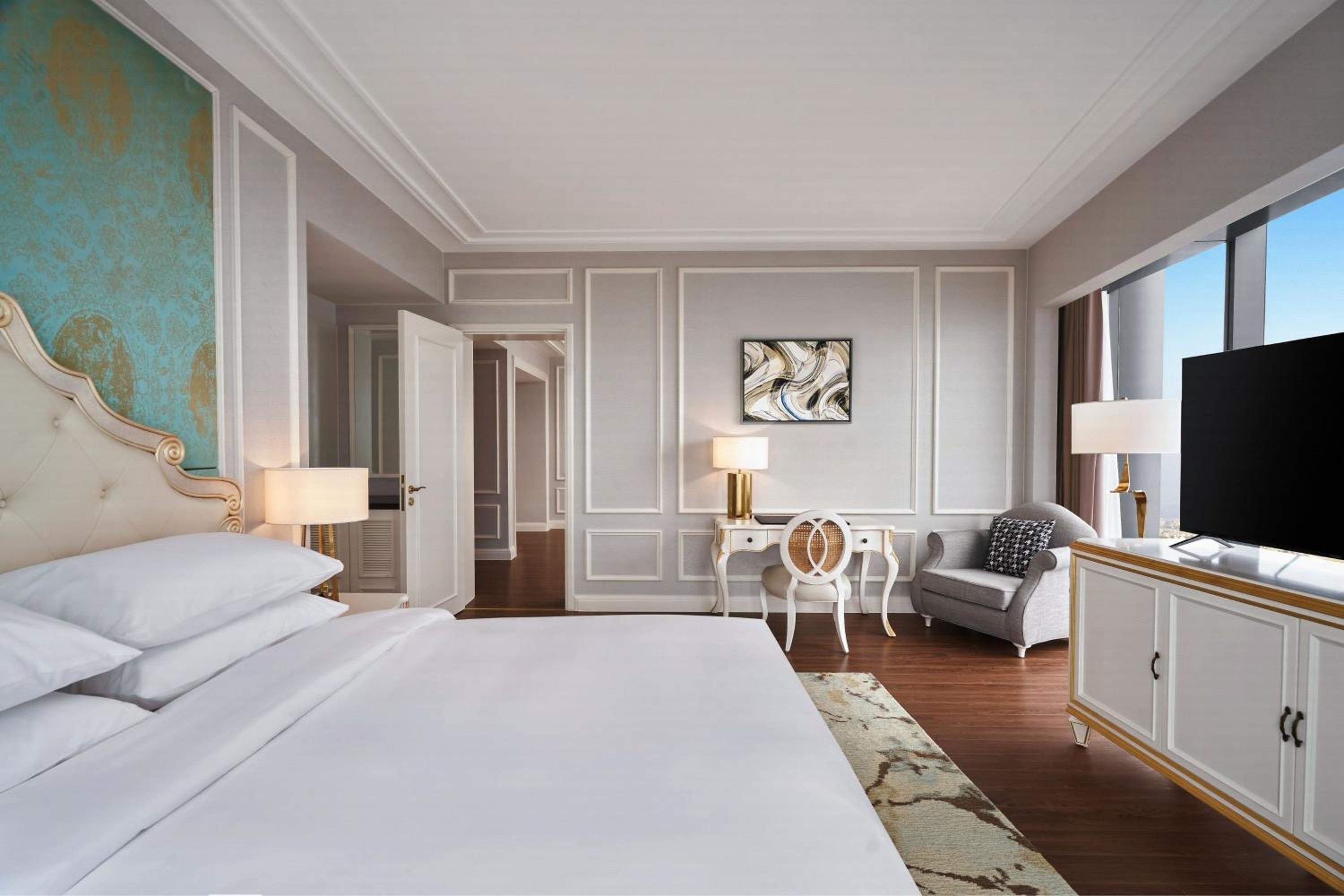 Executive King Suite with Skyline View photo 3