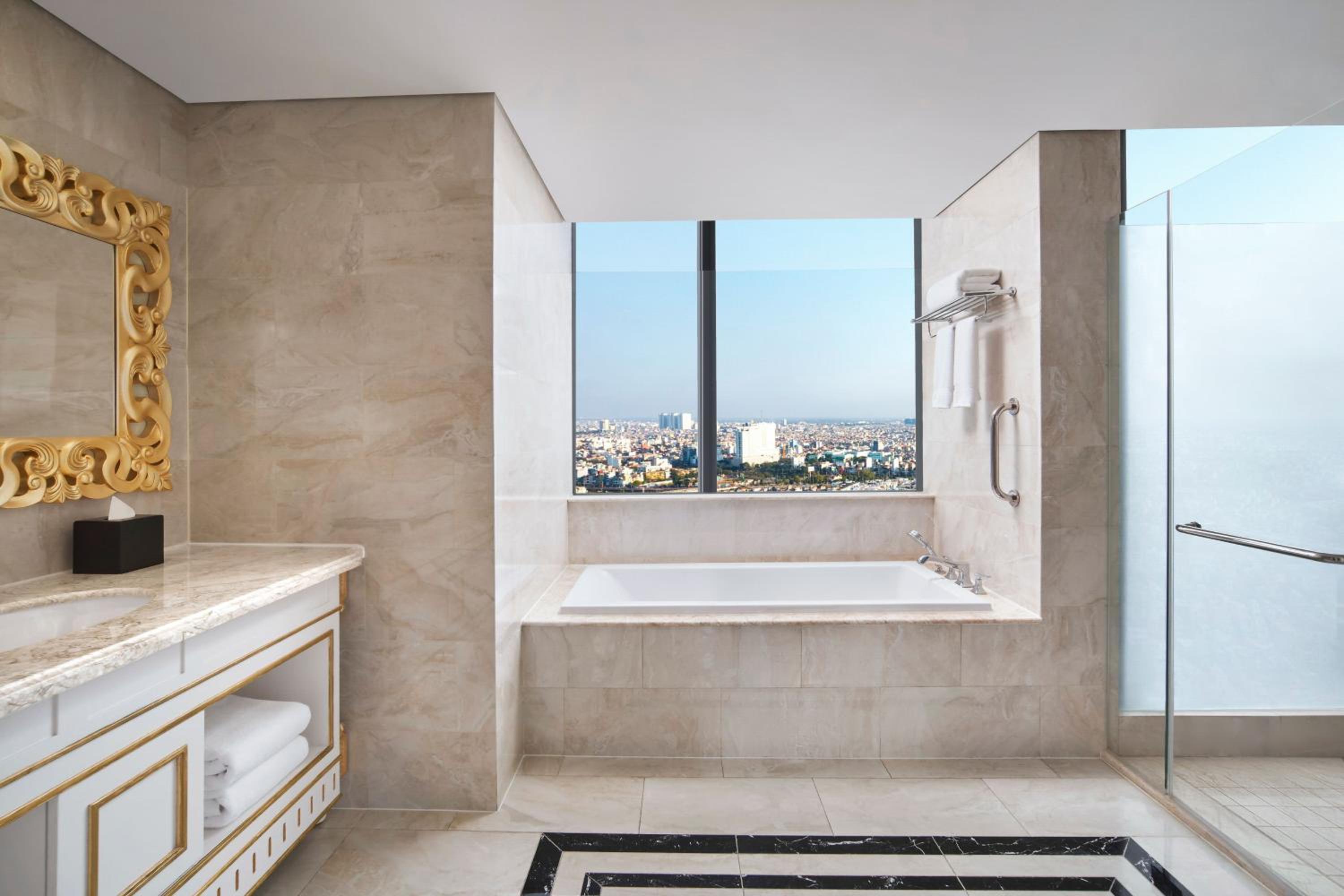 Executive King Suite with Skyline View photo 2