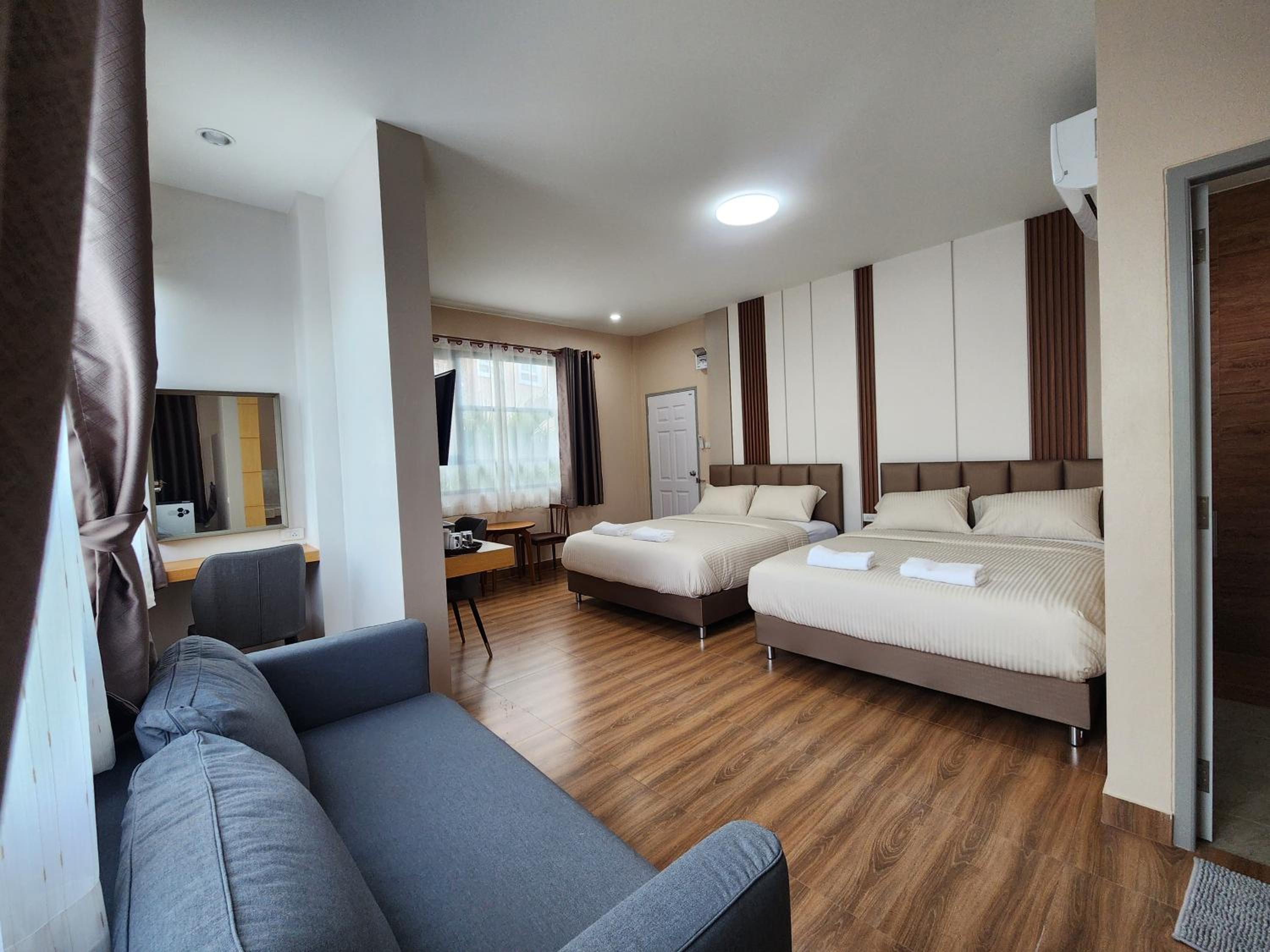 Superior Family Room - Photo 4