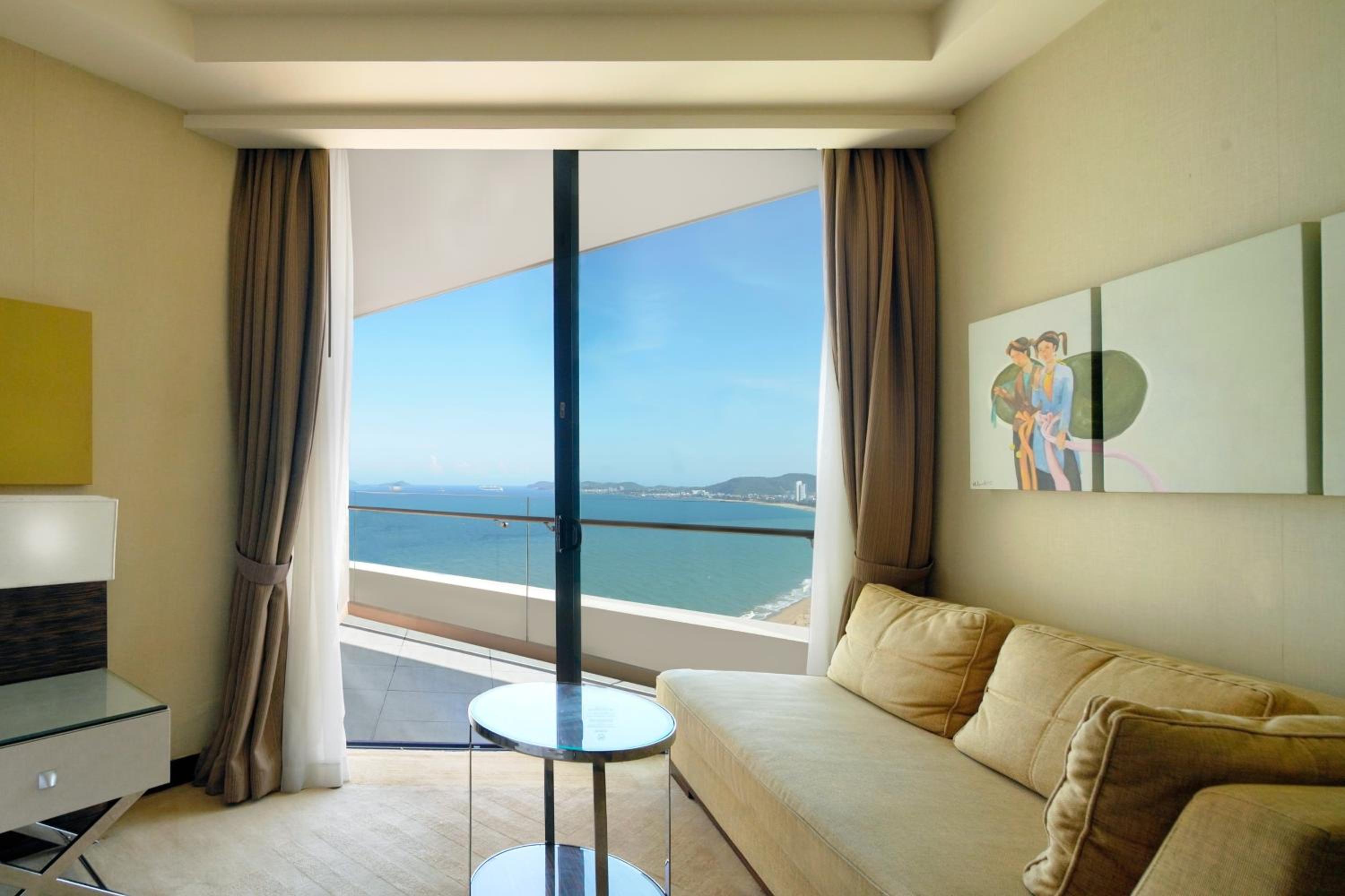 Premium Deluxe King, Larger Guest room, 1 King, Ocean view - Photo 2
