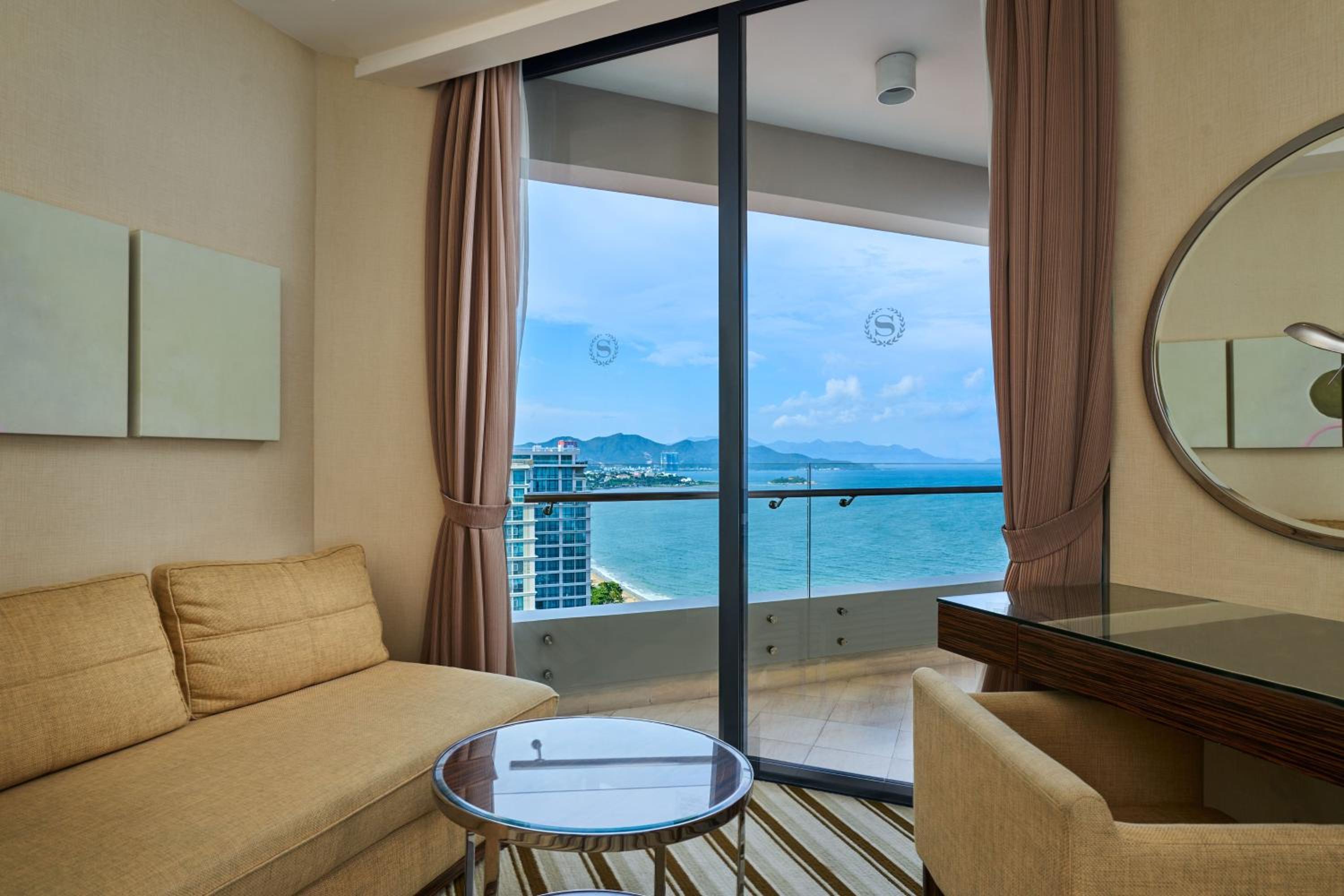 Club King, Club lounge access, Guest room, 1 King, Balcony