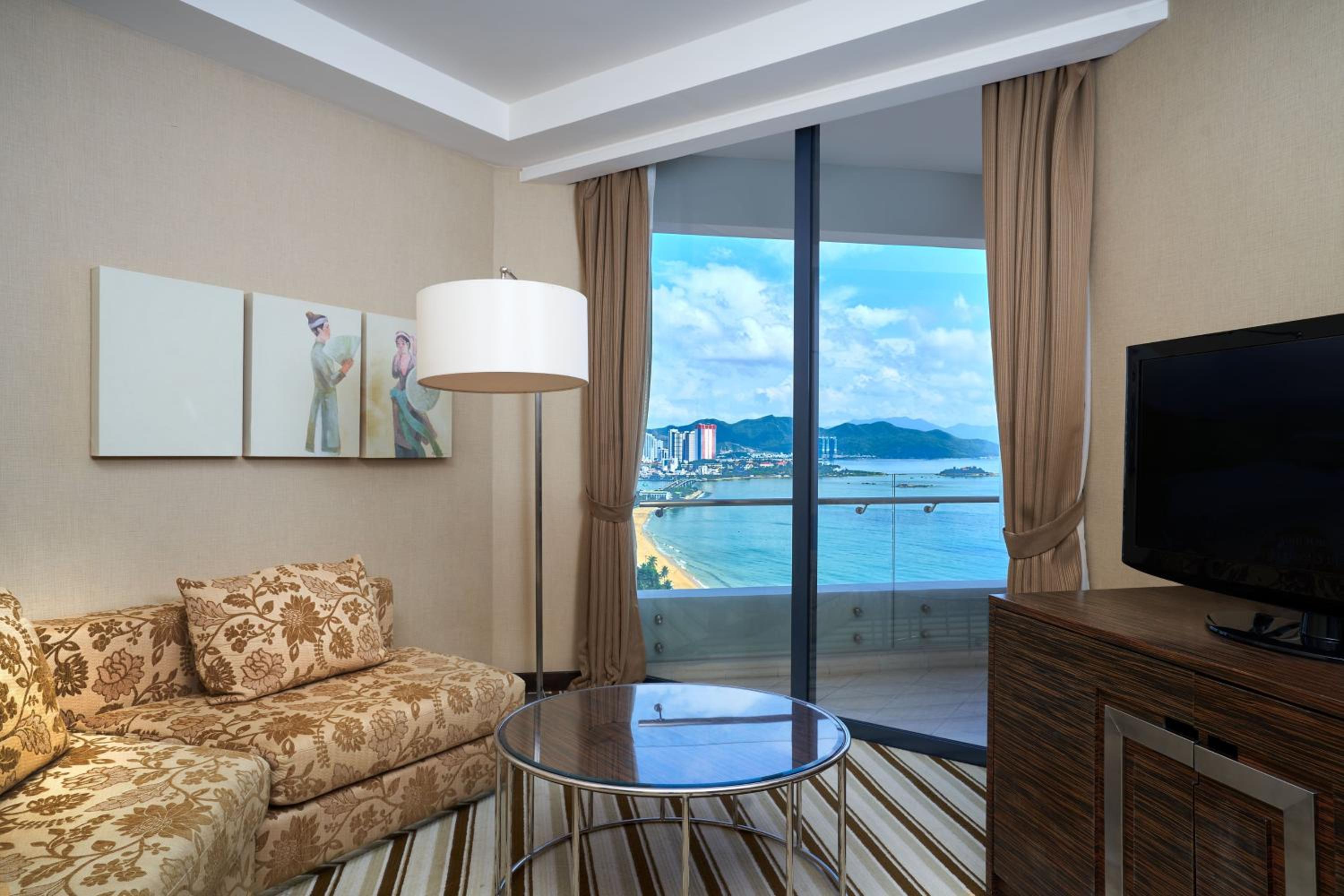 Junior King Suite with Balcony and Ocean View - Photo 9