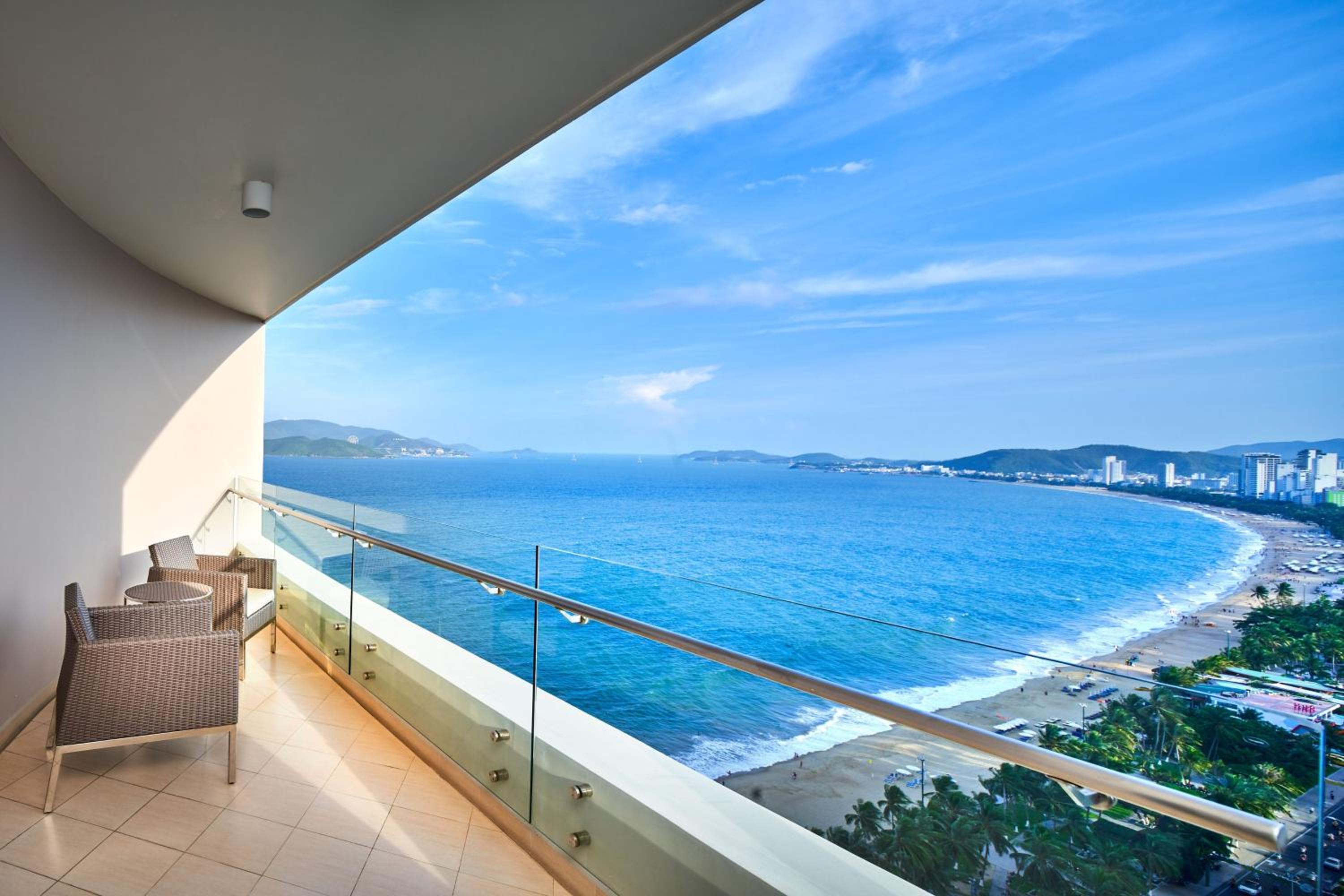 One-Bedroom Executive Suite with Ocean View and Balcony - Photo 3