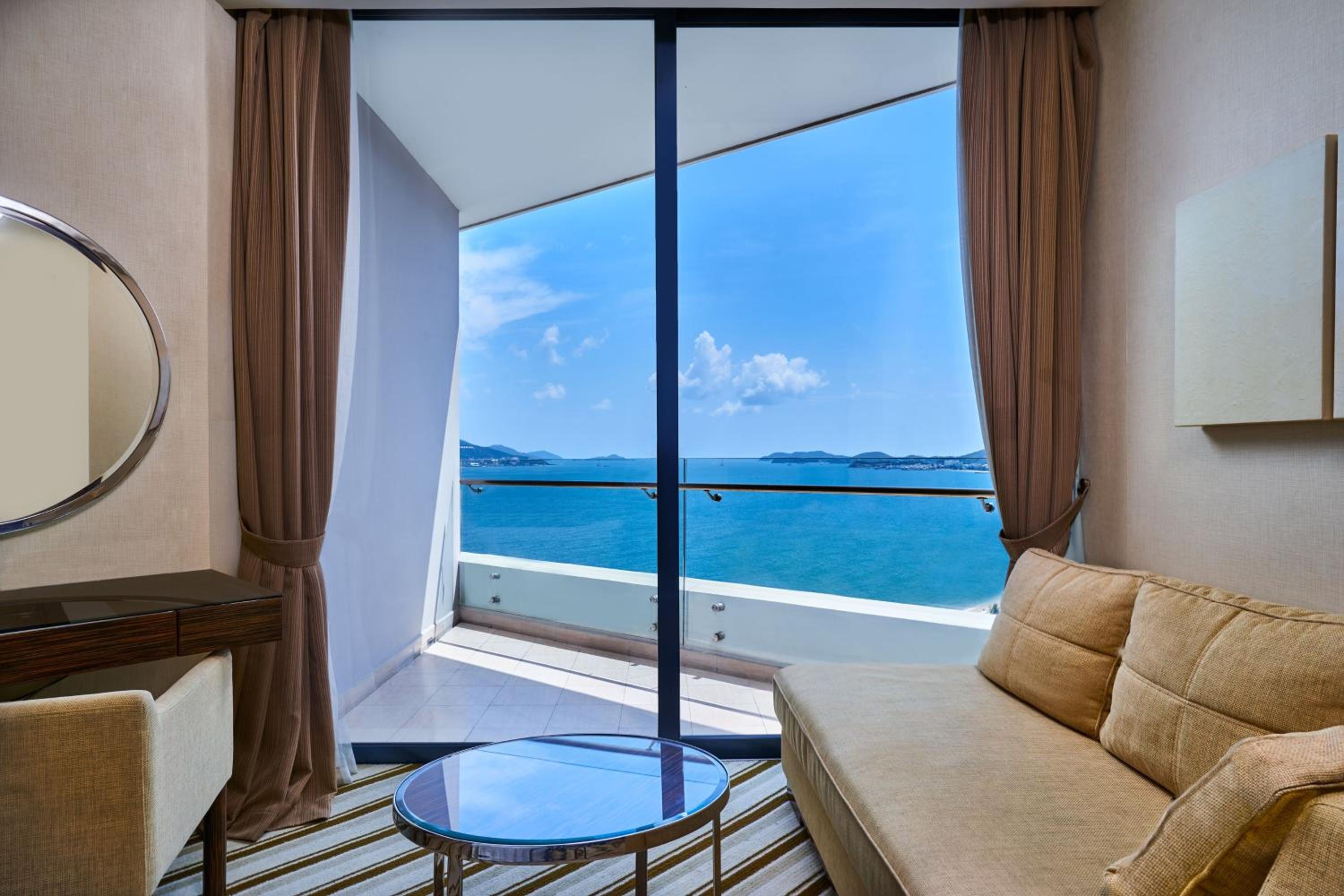 Club Premium King, Club lounge access, Larger Guest room - Photo 3