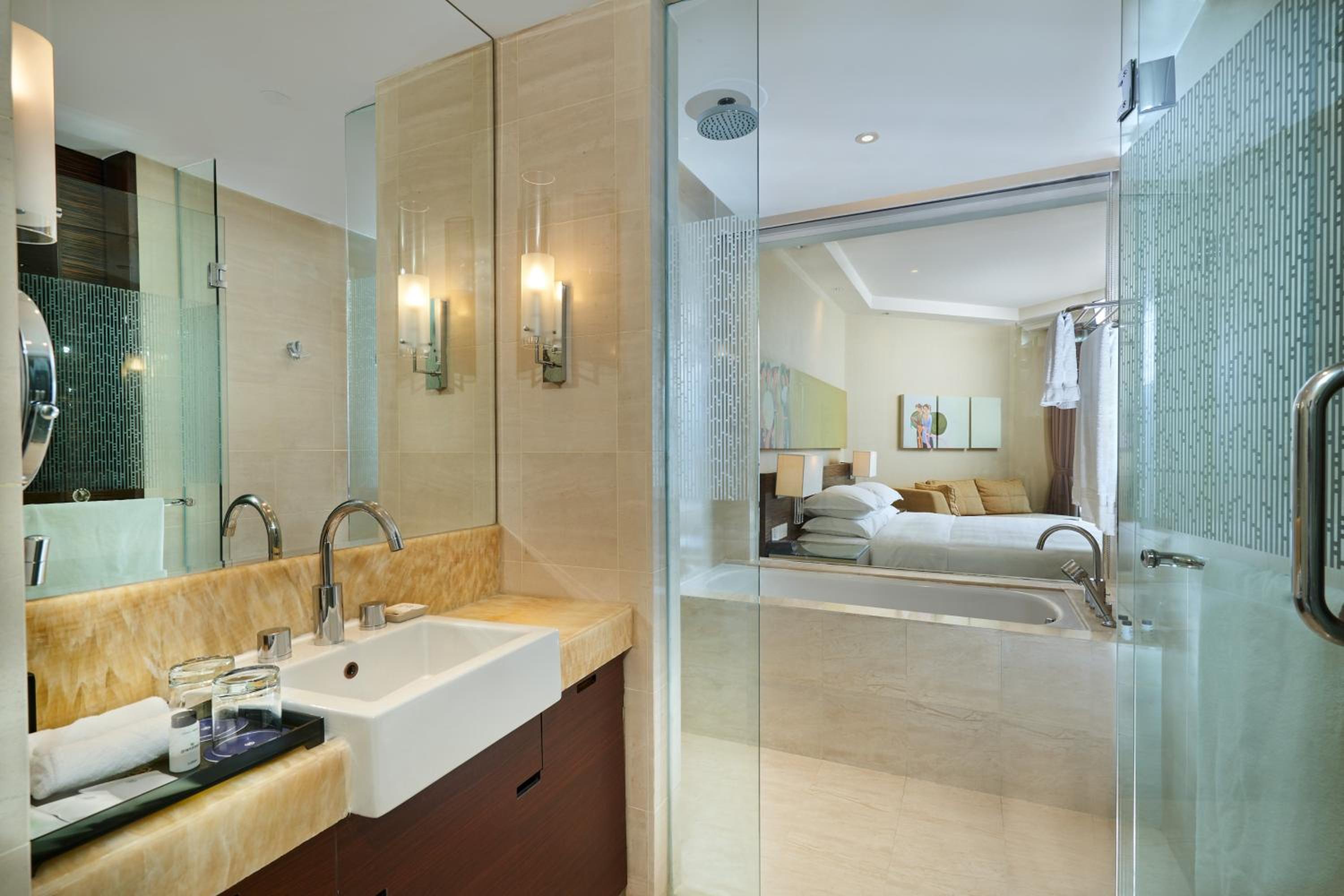 Club King, Club lounge access, Guest room, 1 King, Balcony thumbnail 5