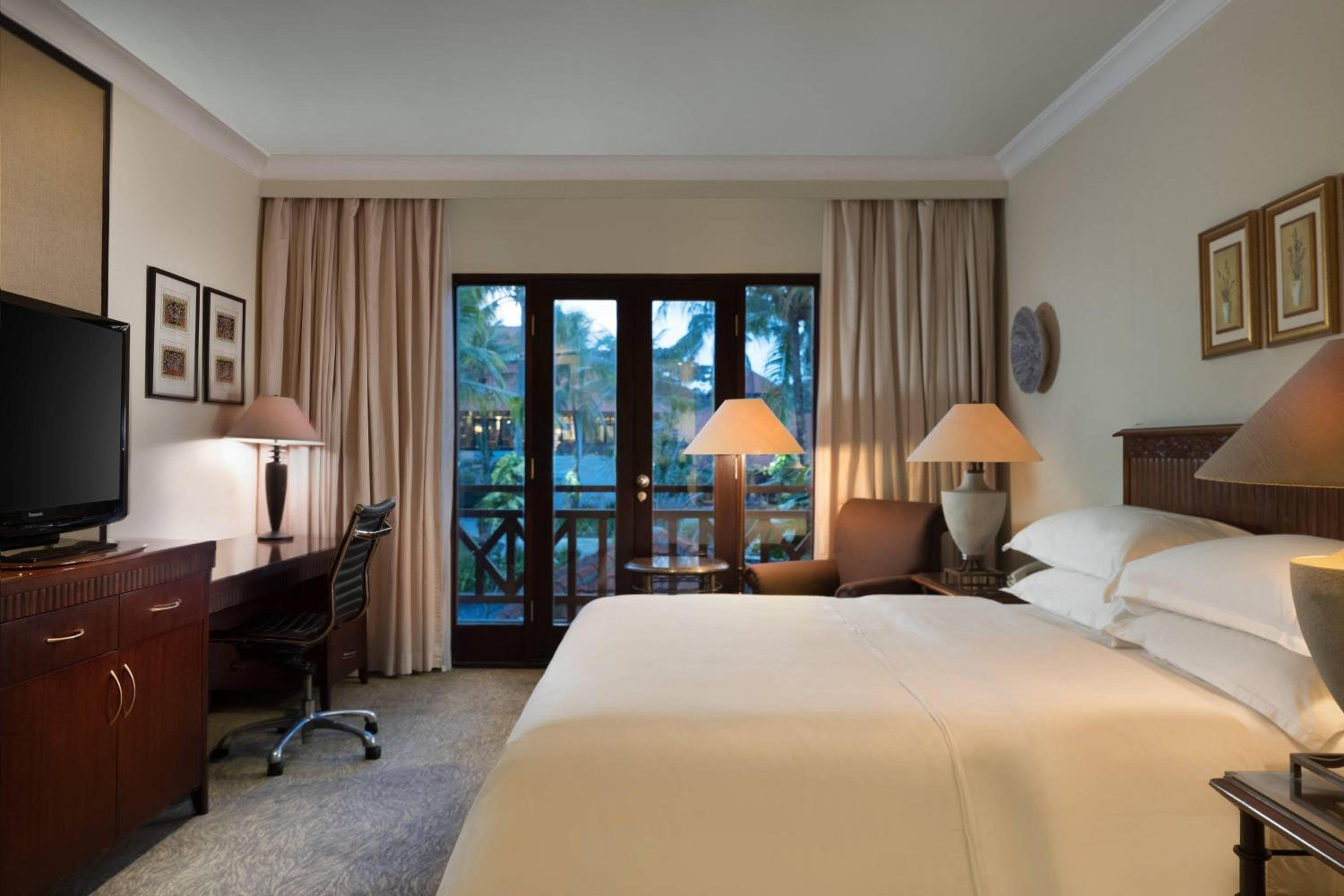 Deluxe King Room with Balcony and Garden View - Non-Smoking