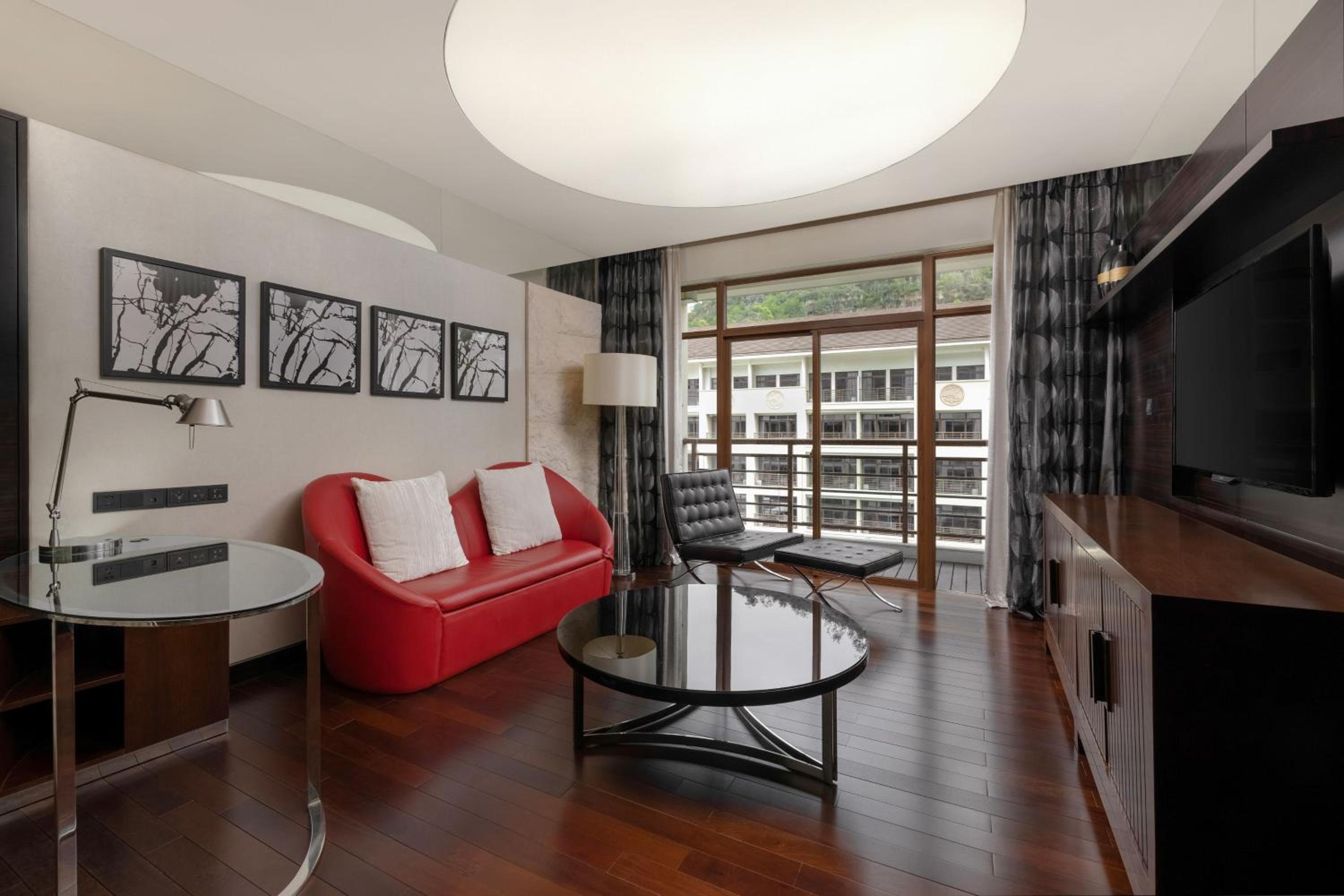 Deluxe Suite - Photo 6