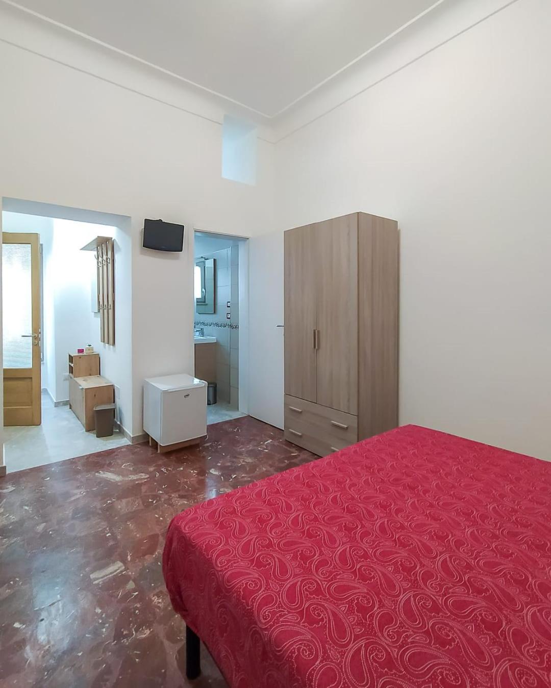 Double or Twin Room with Private Bathroom photo 3