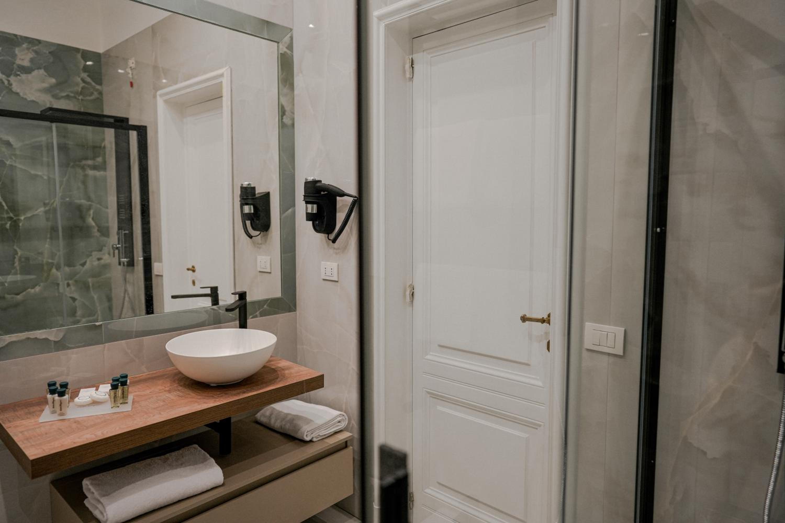 Superior Double Room thumbnail 5