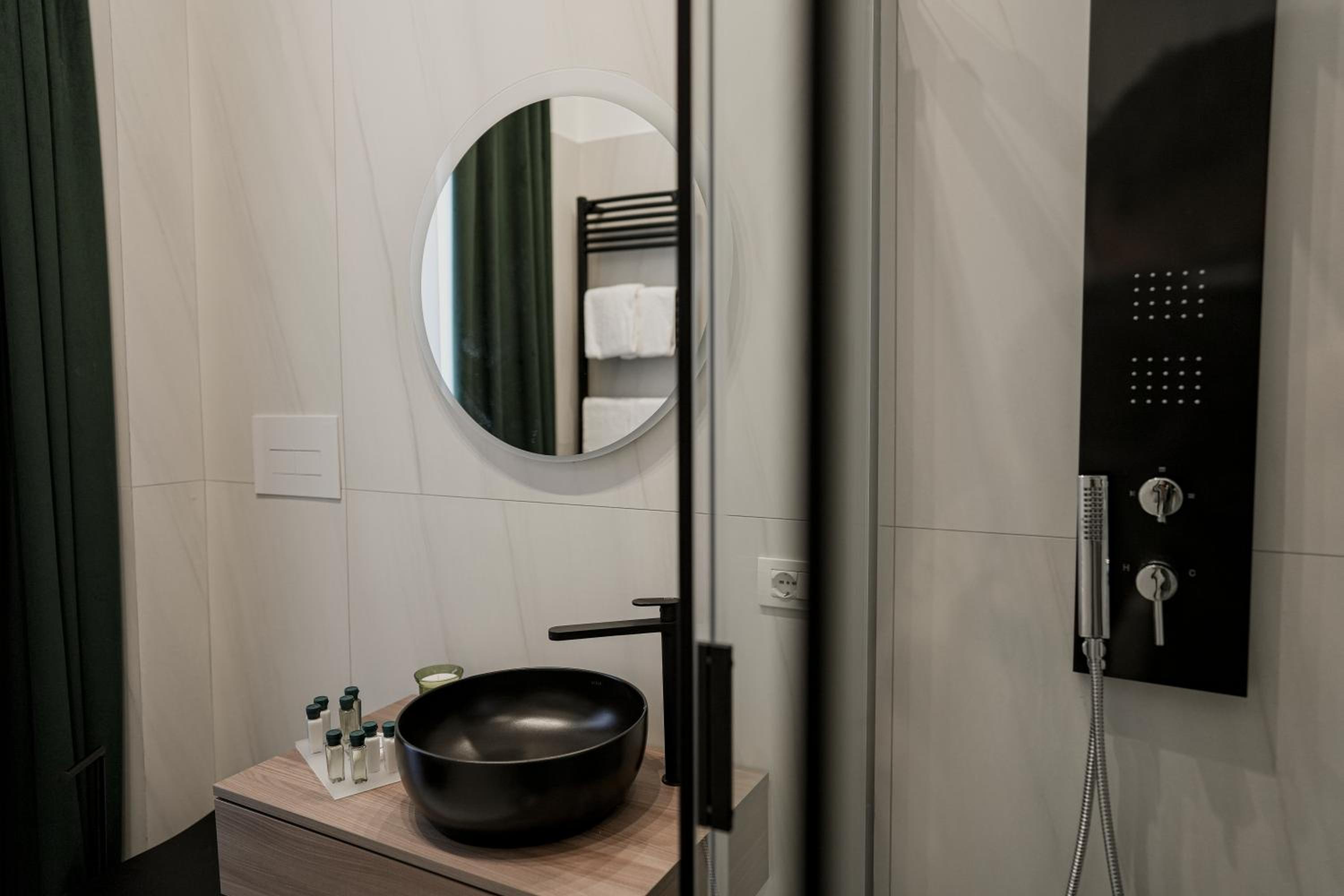 Standard Double Room thumbnail 5