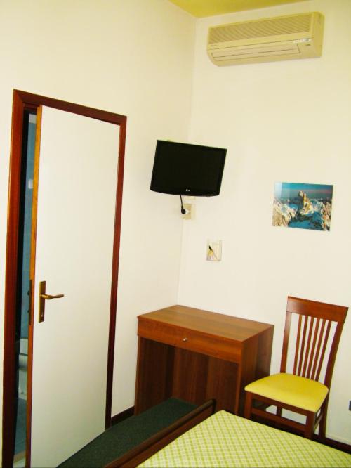 Twin Room - Photo 2
