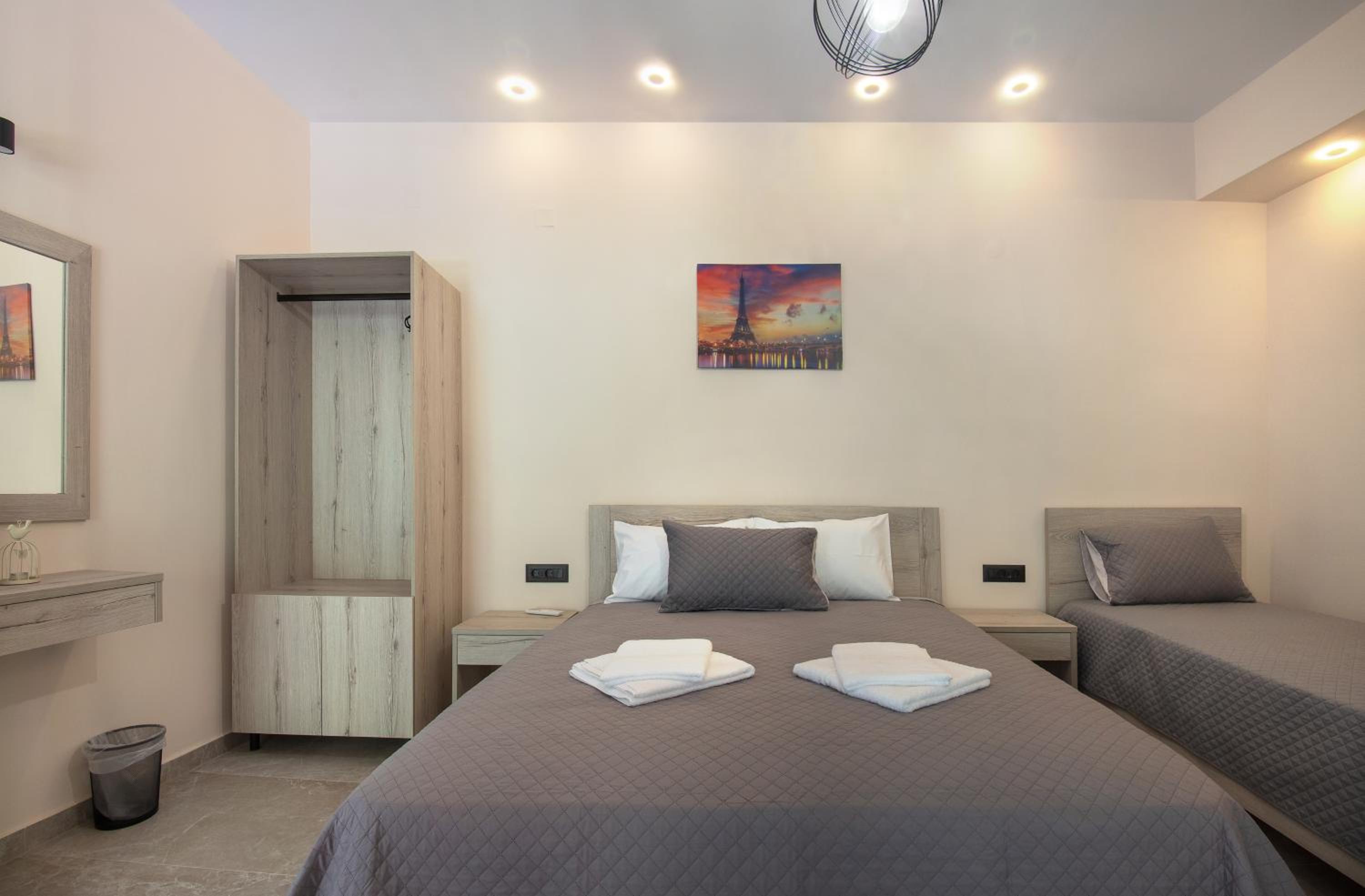Triple Room with Private Bathroom - Photo 3
