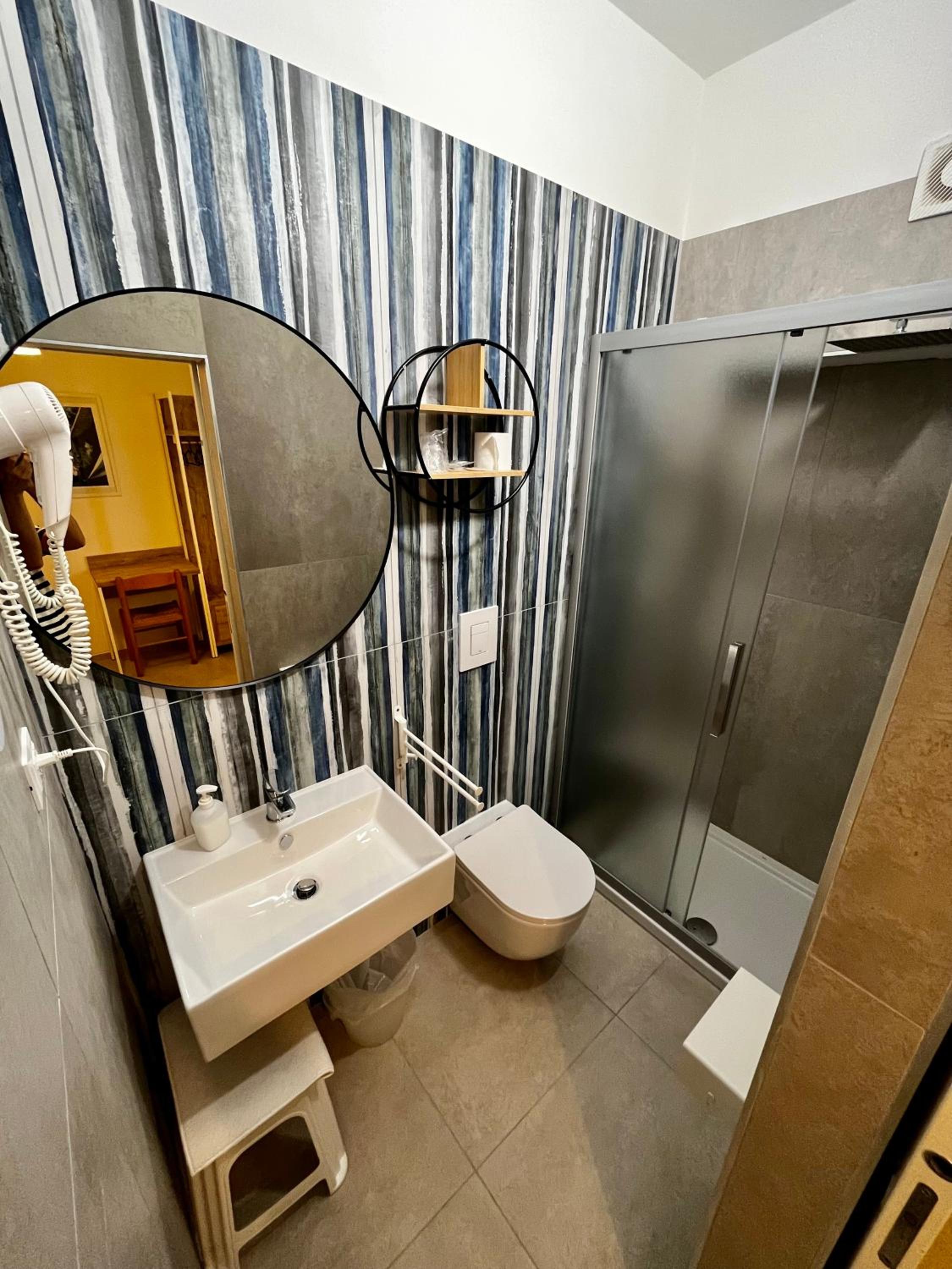 Single Room with Private Bathroom photo 2
