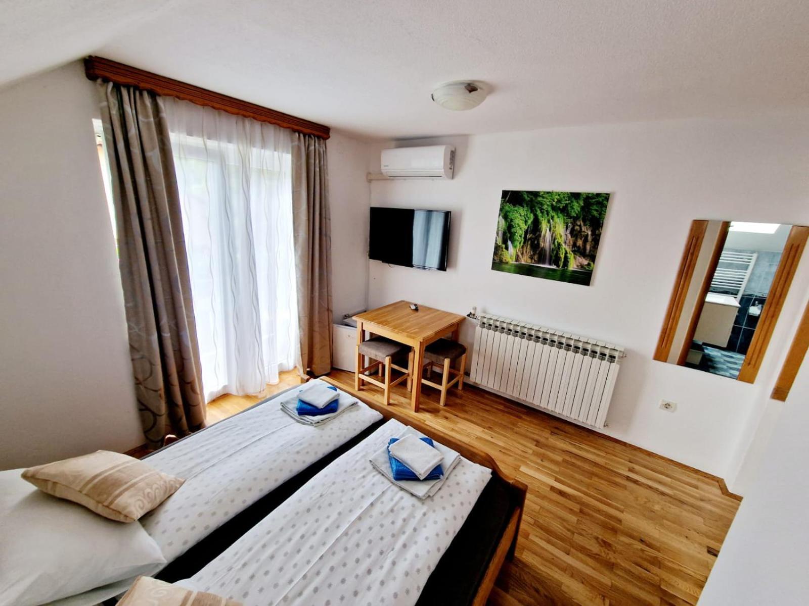 Double Room with Balcony - Photo 4