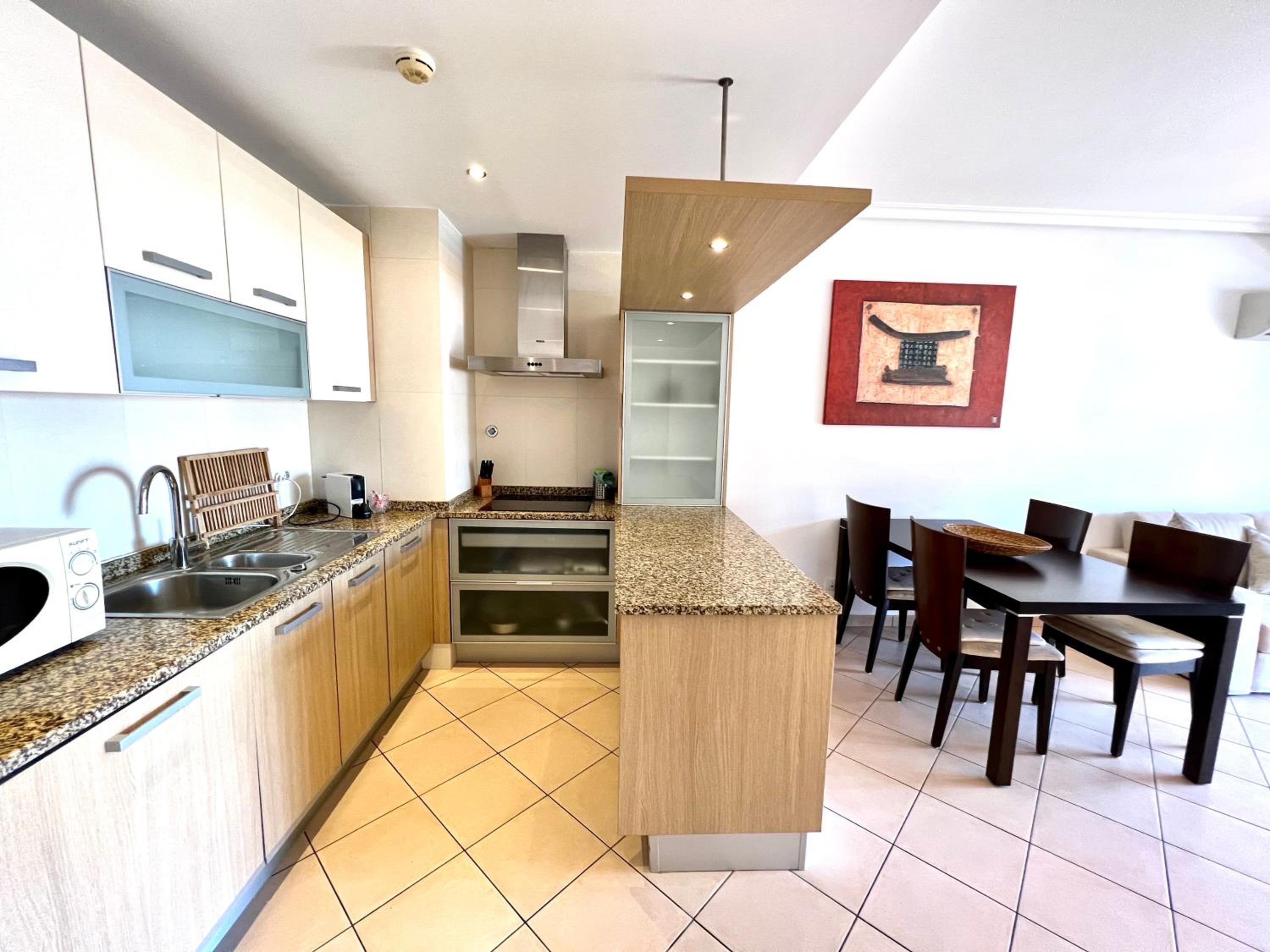 One-Bedroom Apartment with Balcony and City View photo 3