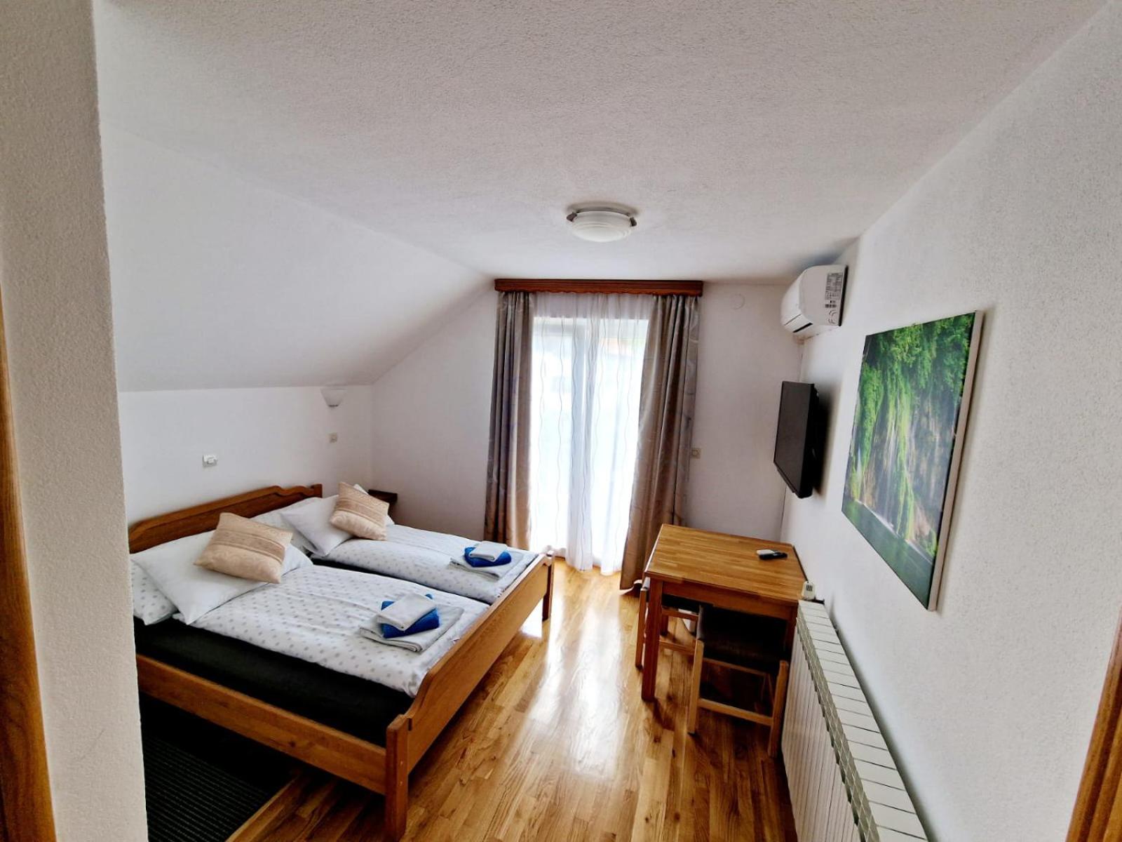 Double Room with Balcony - Photo 3