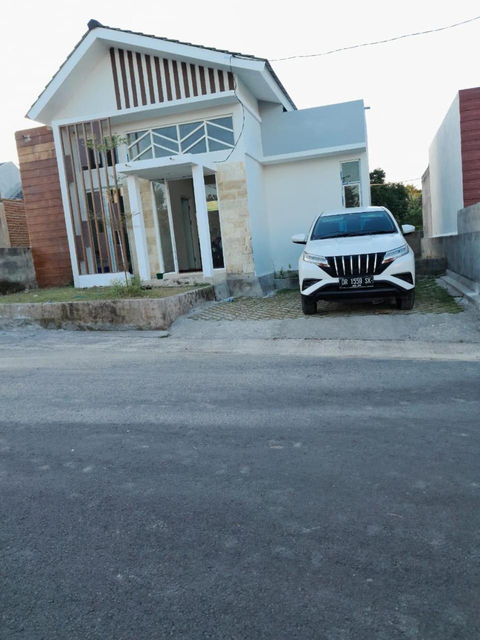 Three-Bedroom House photo 2