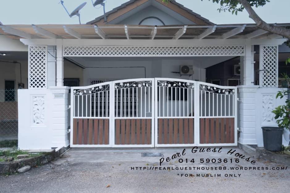 Three-Bedroom House photo 2