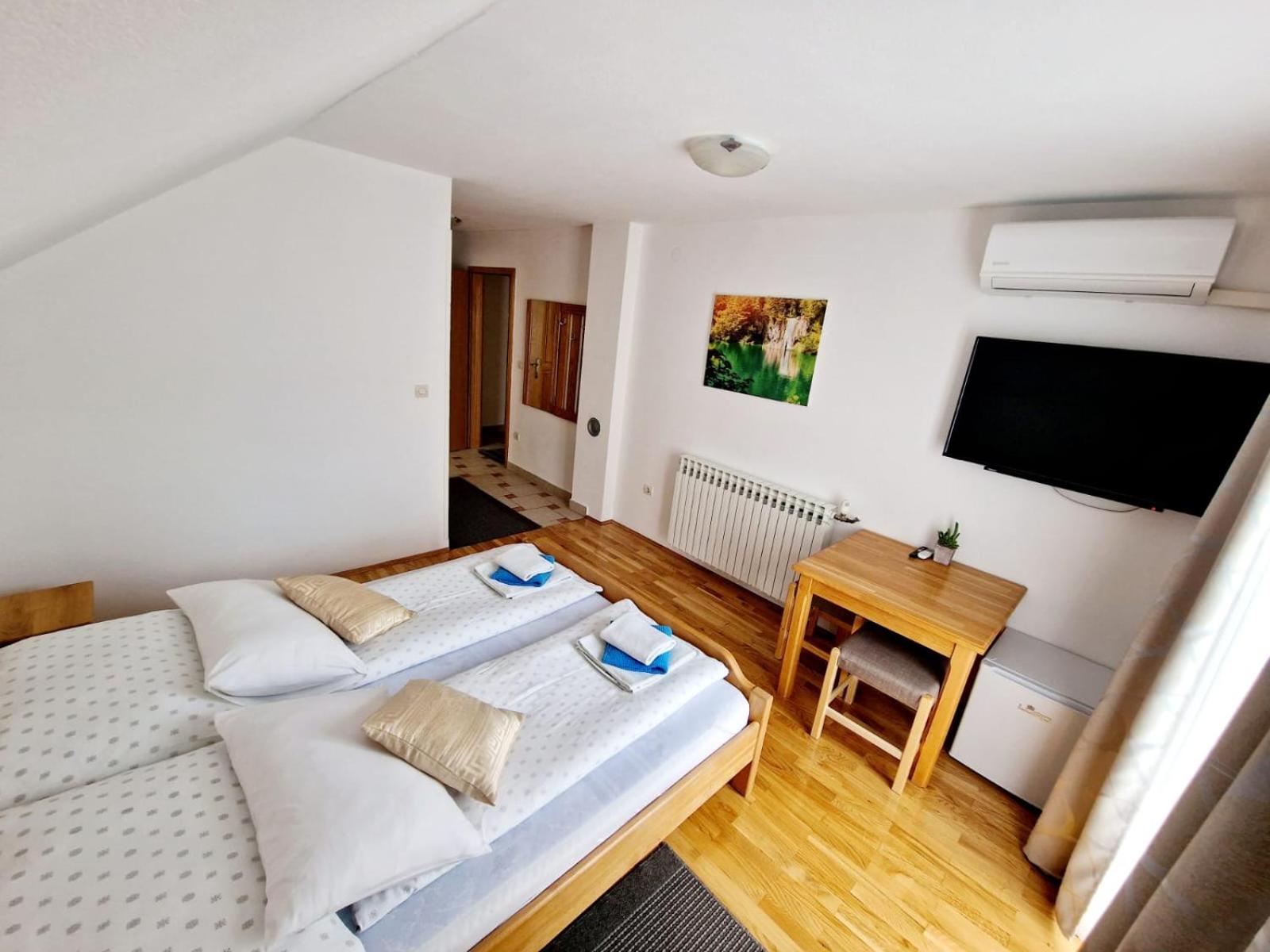King Room with Balcony - Photo 1