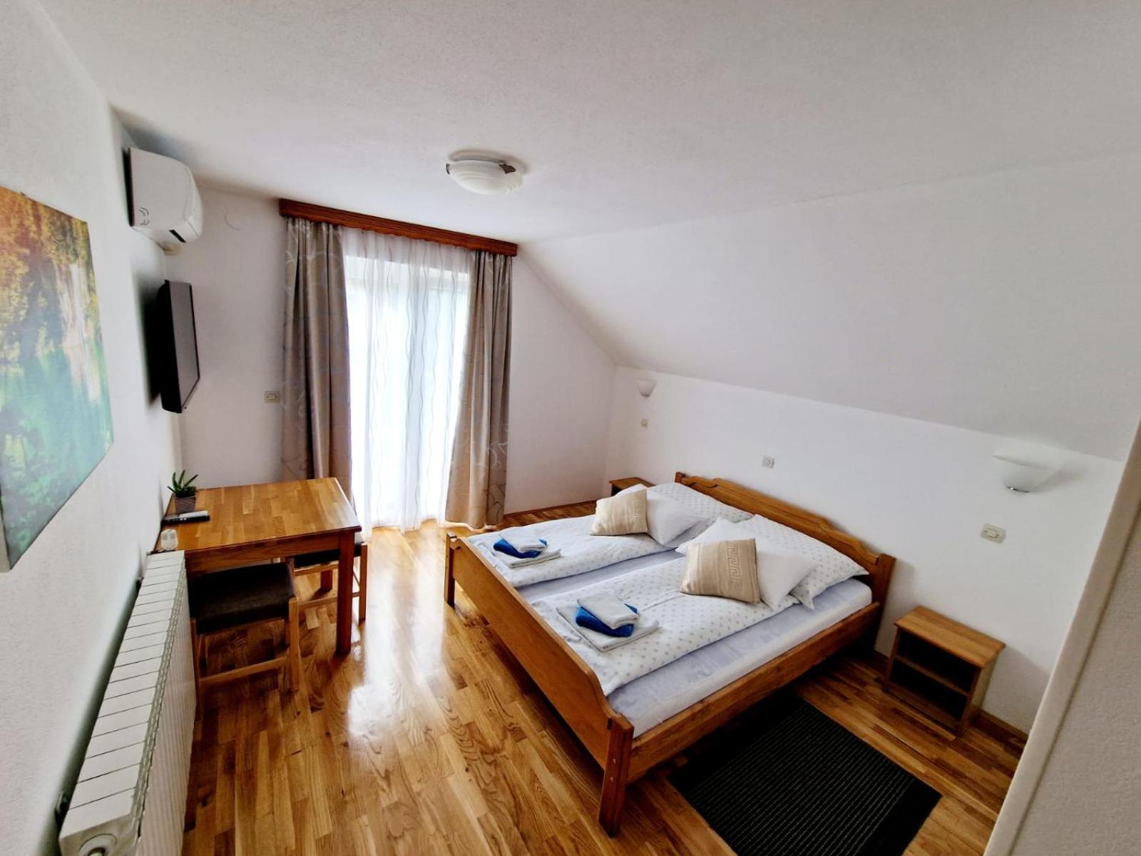 King Room with Balcony - Photo 2