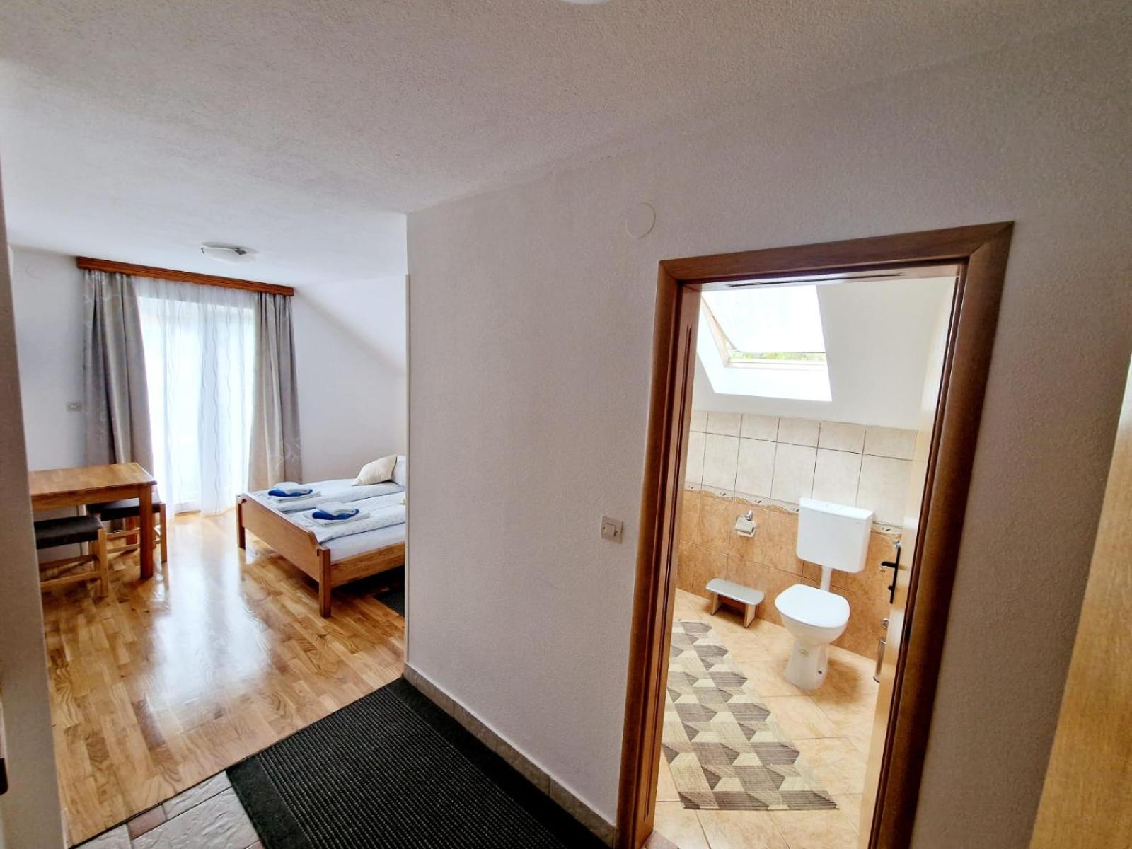 King Room with Balcony - Photo 4